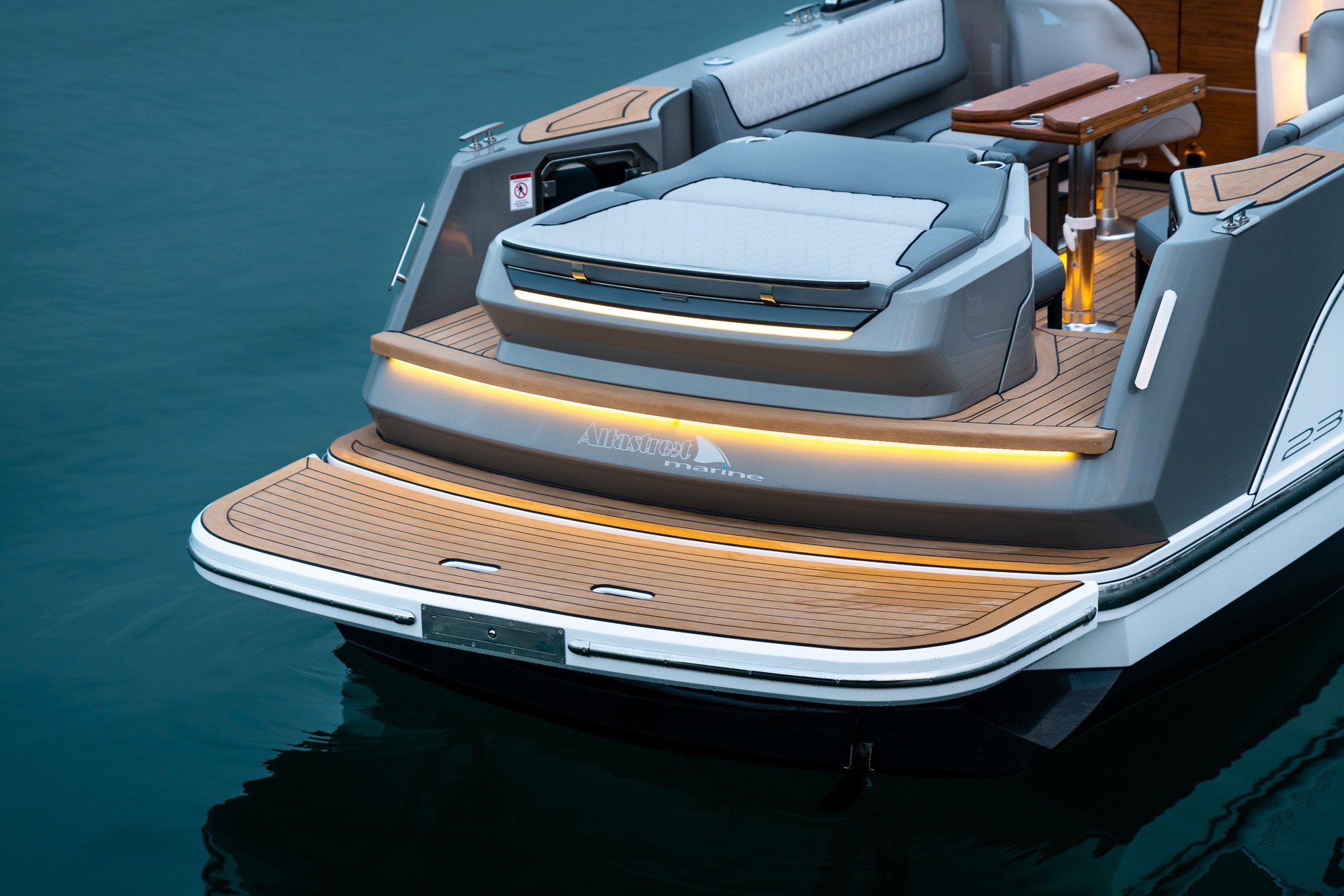 foto: 8 Alfastreet Marine 23 Cabin Evolution Electric