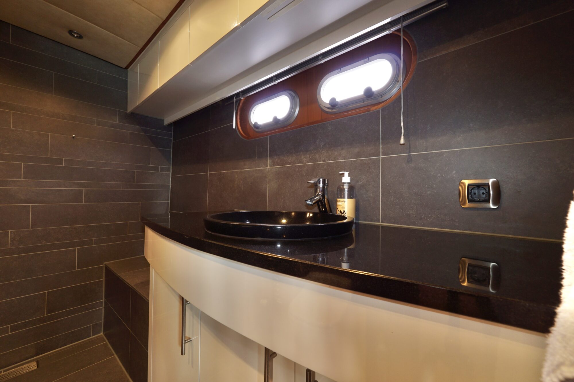 foto: 17 Van den Hoven Van den Hoven Exclusive 18.00 VS