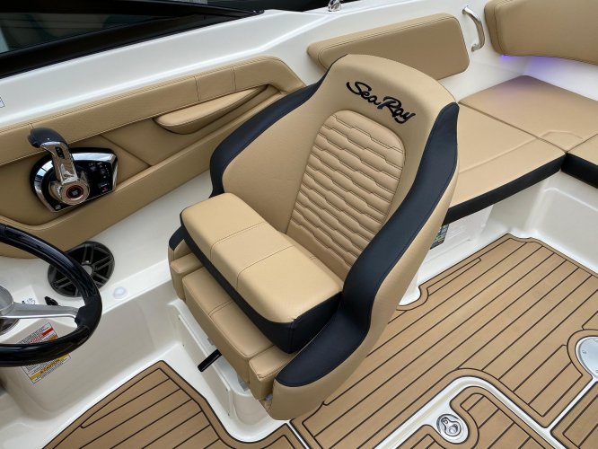 foto: 7 Sea Ray SPX 210 Outboard