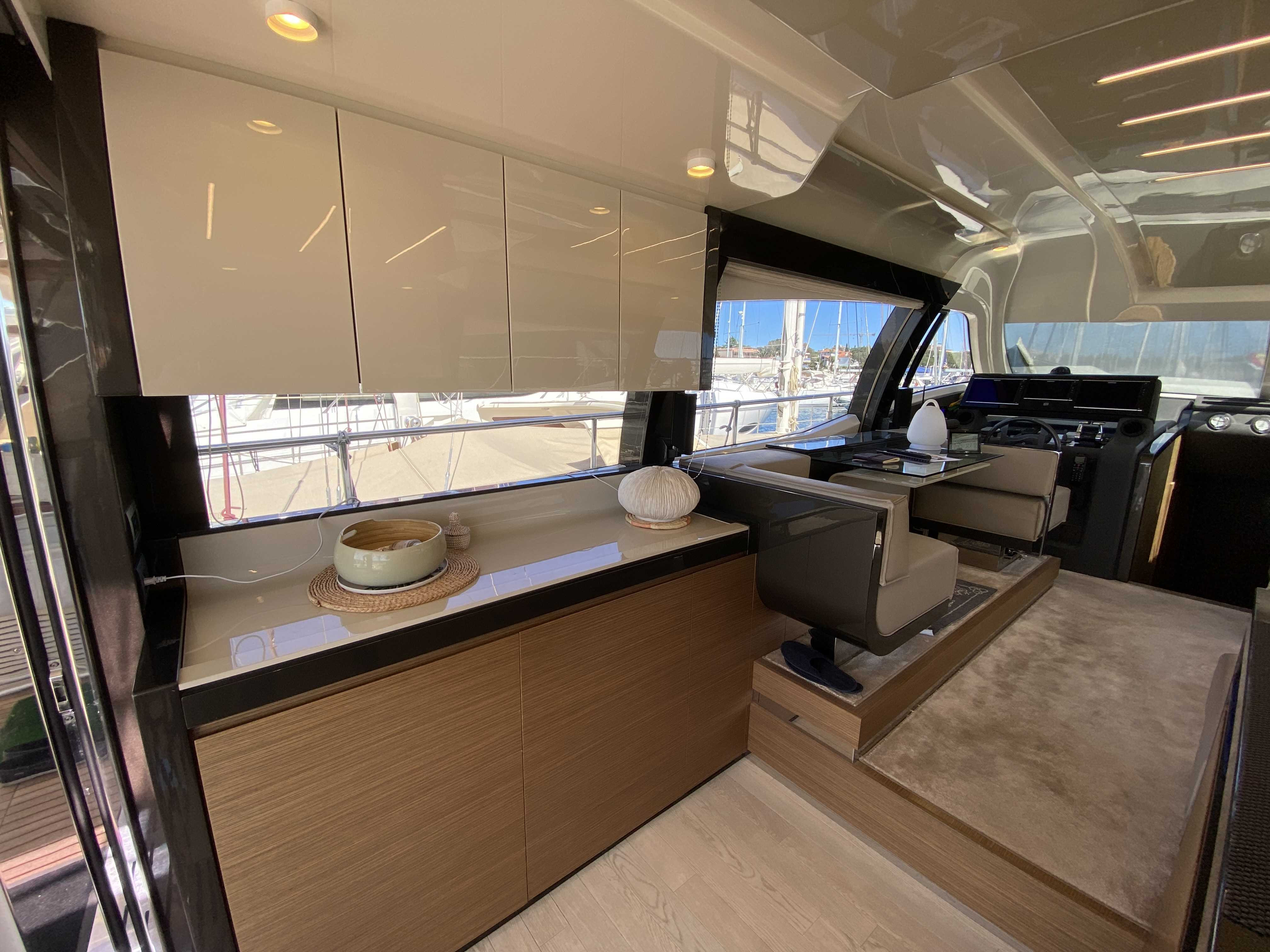 foto: 5 Ferretti 550