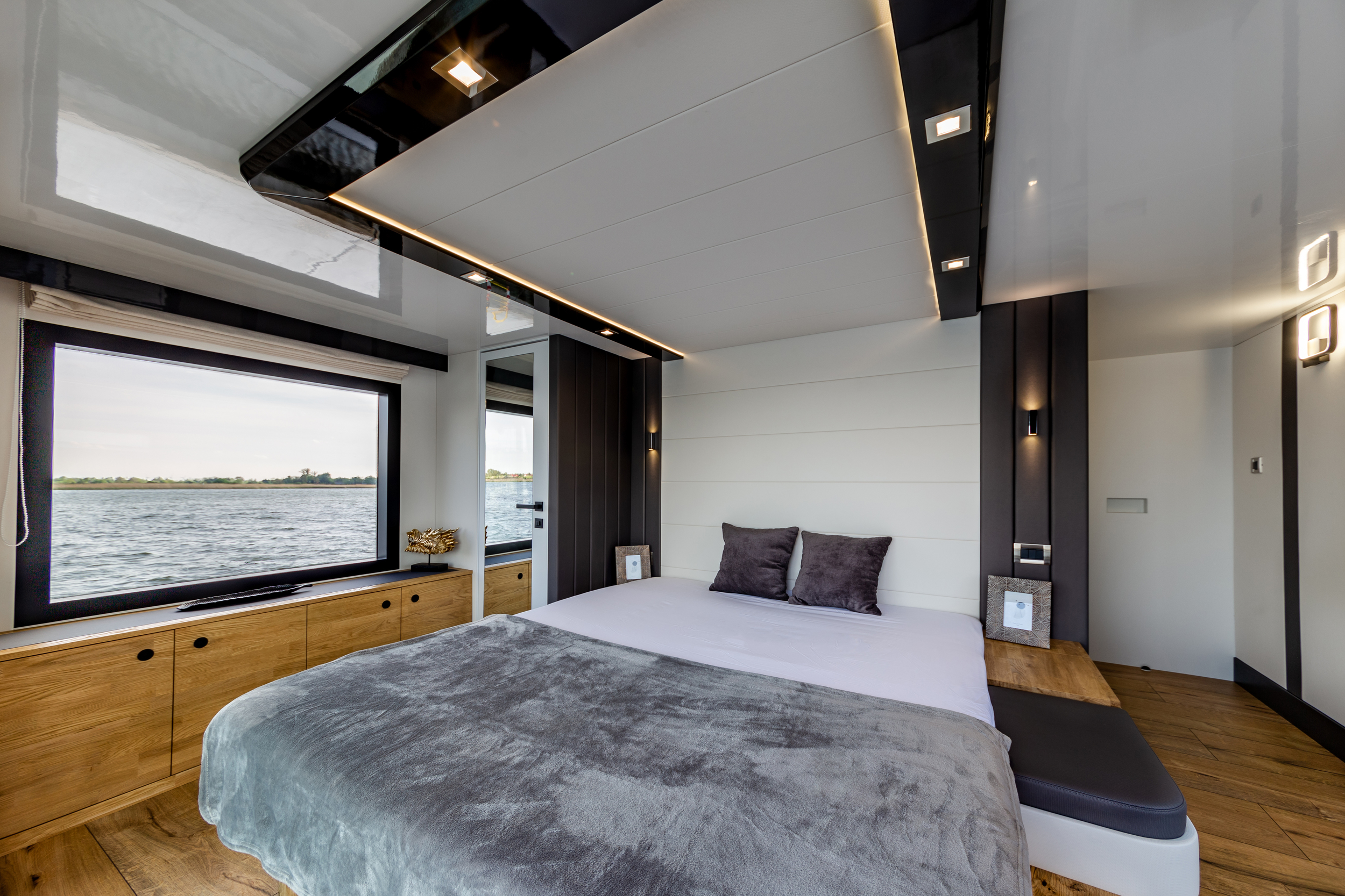 foto: 10 Nomadream Cat-House 1200 Double Decker Houseboat