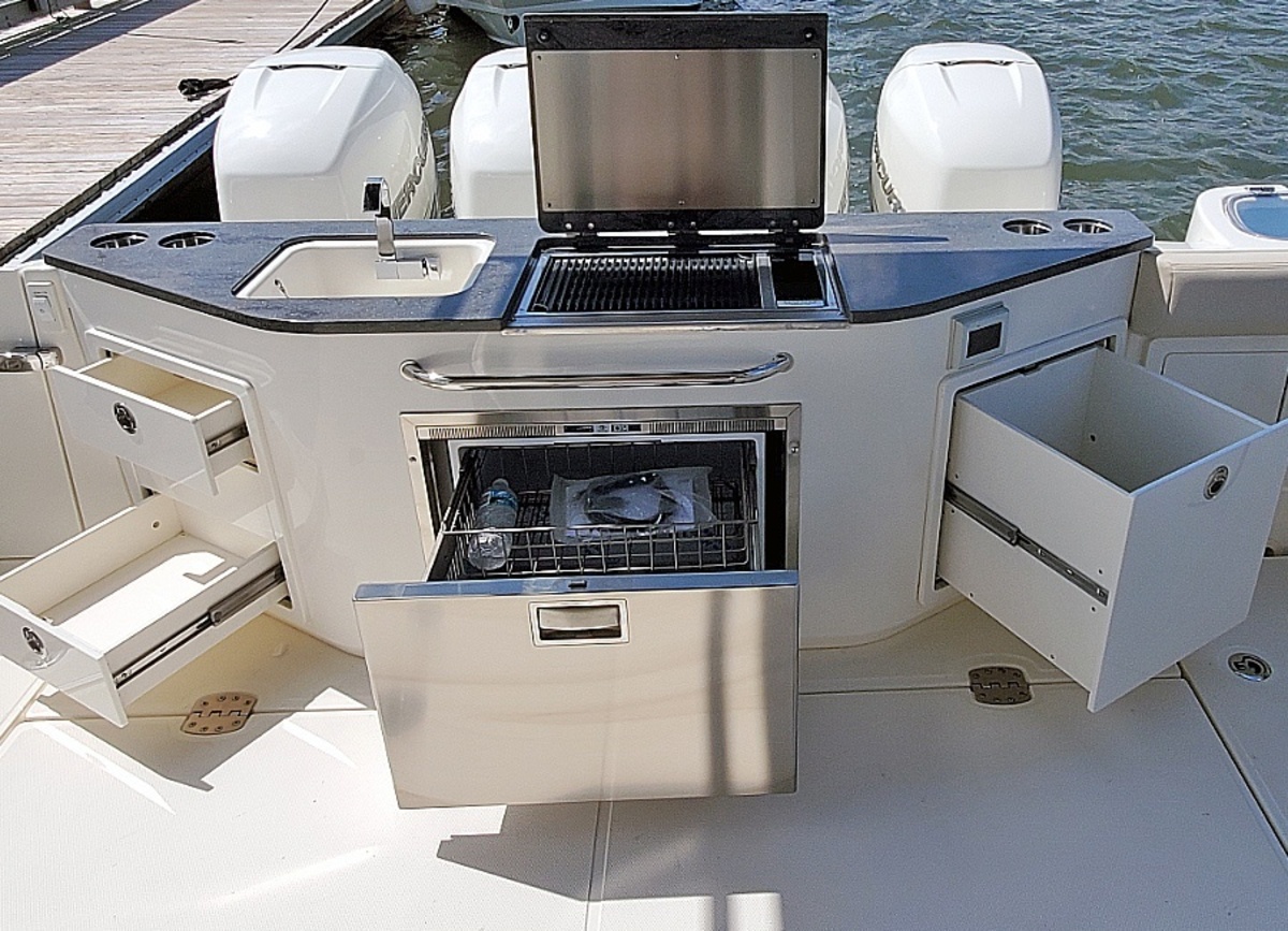 foto: 5 Boston Whaler 405 Conquest