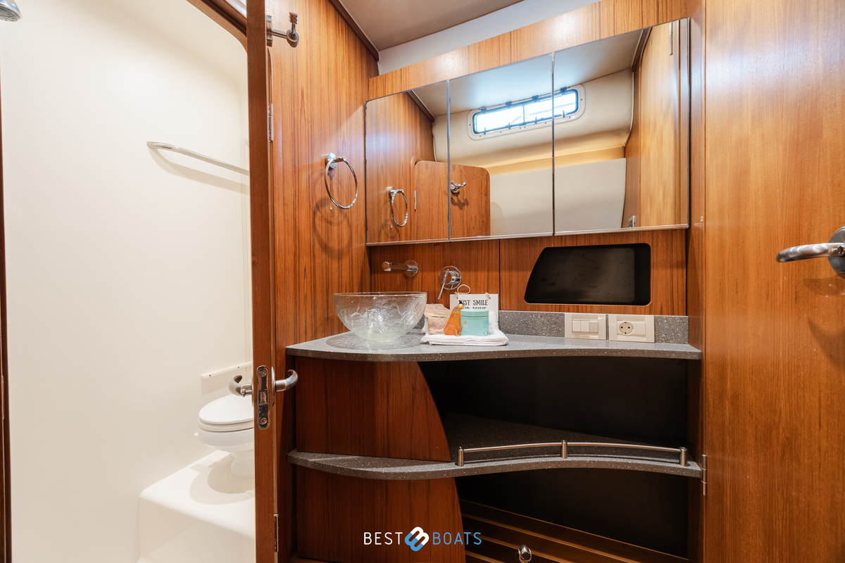 foto: 12 Tiara 4300 Sovran