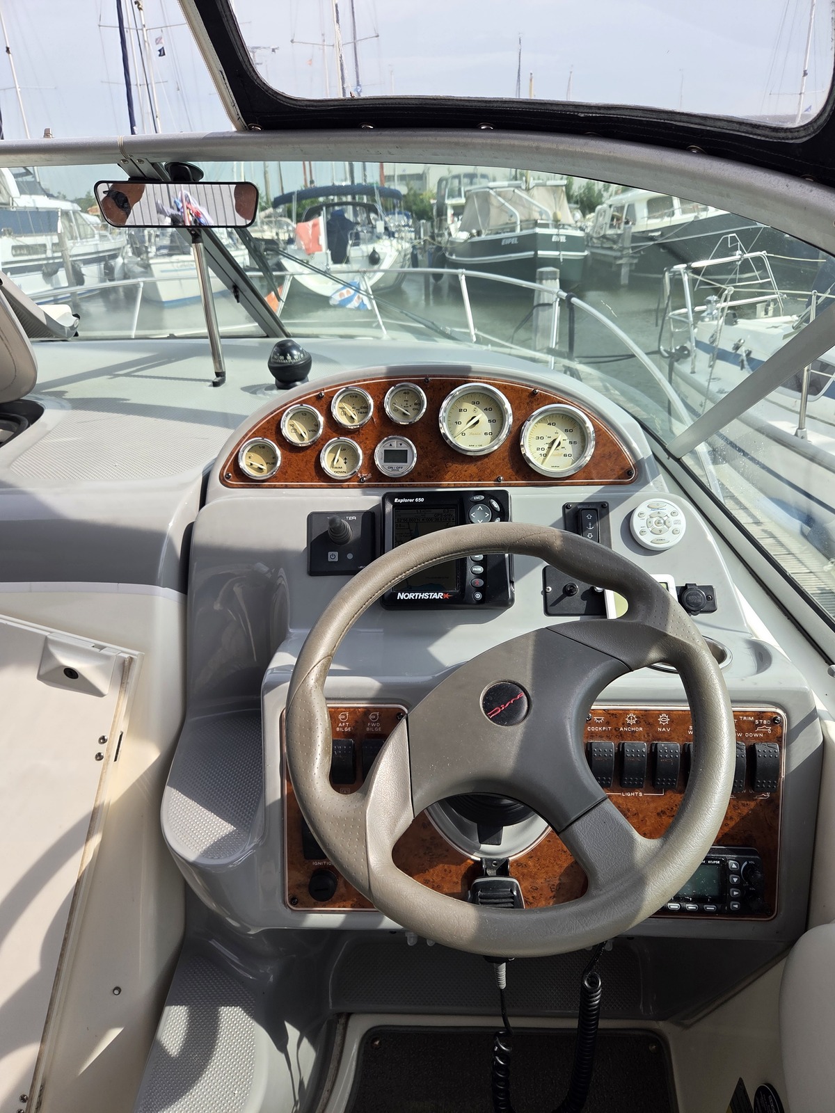 foto: 9 Bayliner 275