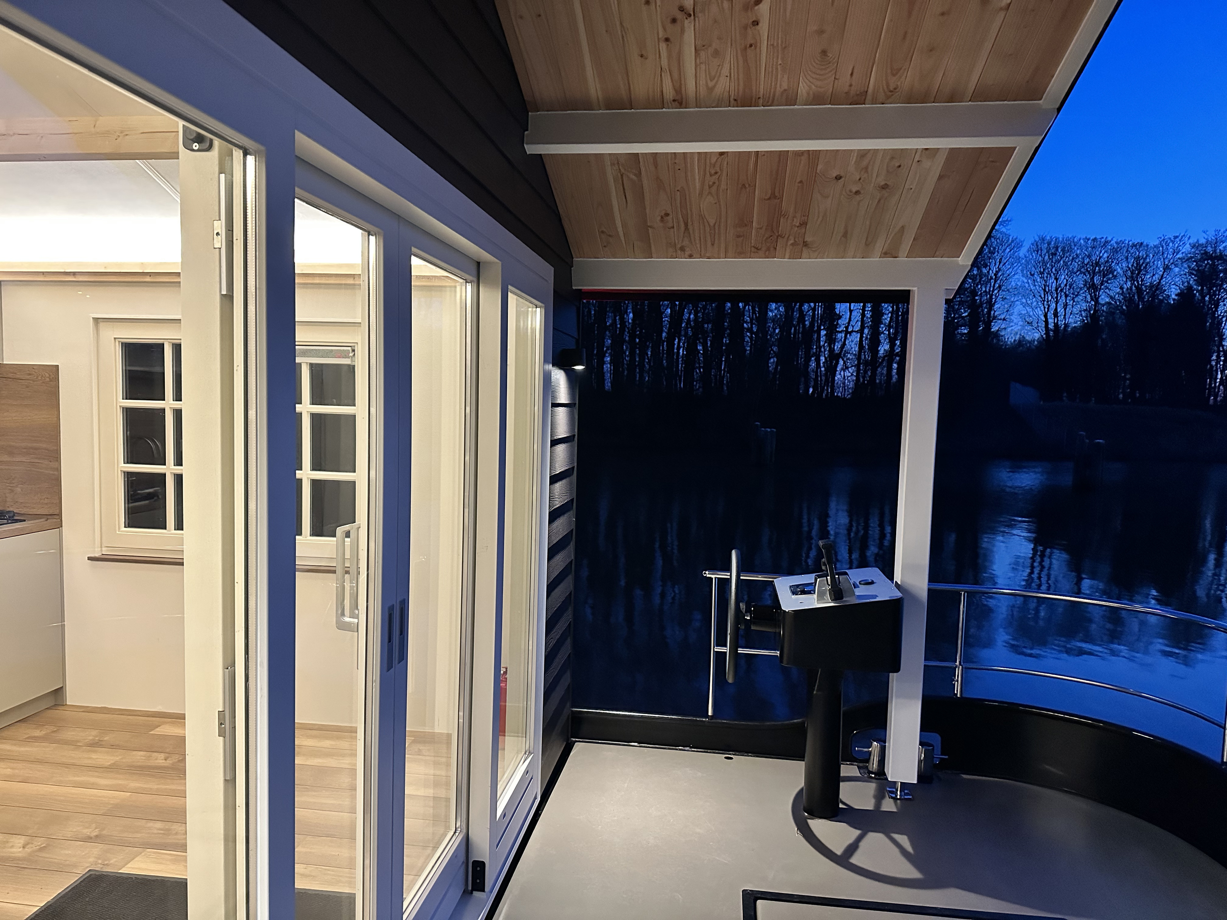 foto: 20 HOMESHIP VaarChalet In Amsterdam 1250D Luxe Houseboat