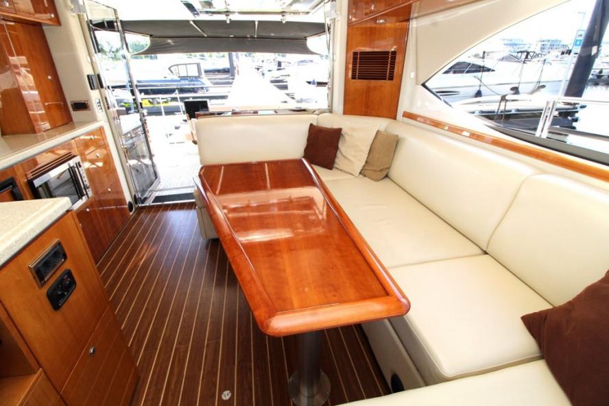 foto: 8 Riviera 4700 Sport Yacht