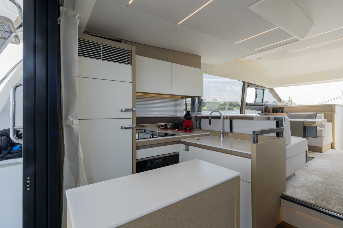 foto: 8 Jeanneau  Prestige 520 Fly