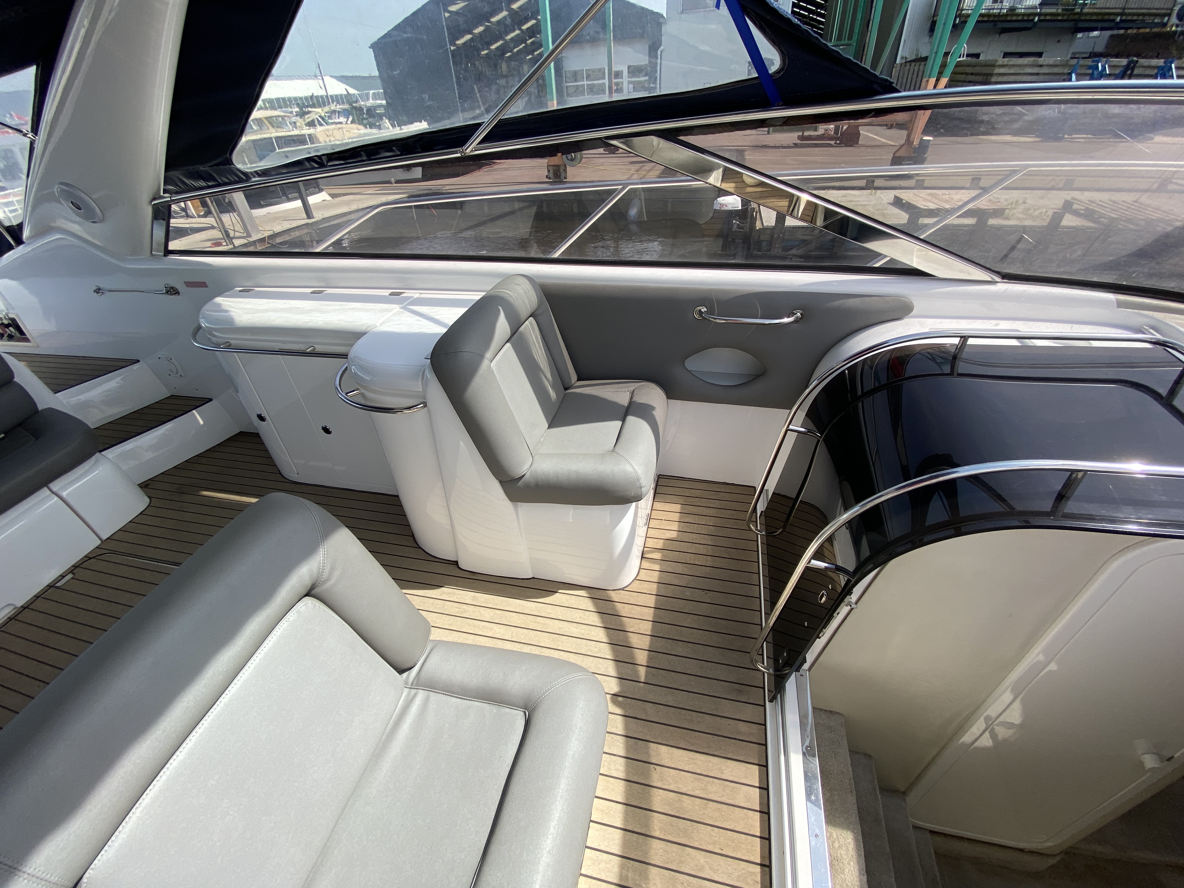 foto: 6 Sunseeker Comanche 40