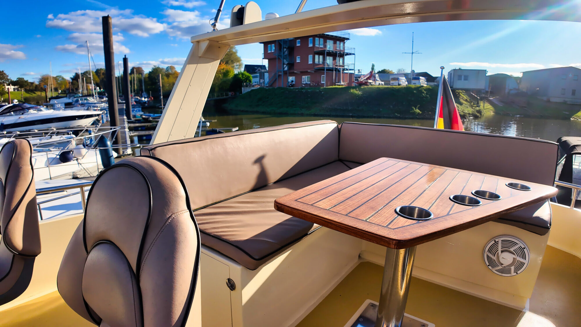 foto: 8 Bruce Roberts Bruce Roberts Euro 12.00 Flybridge