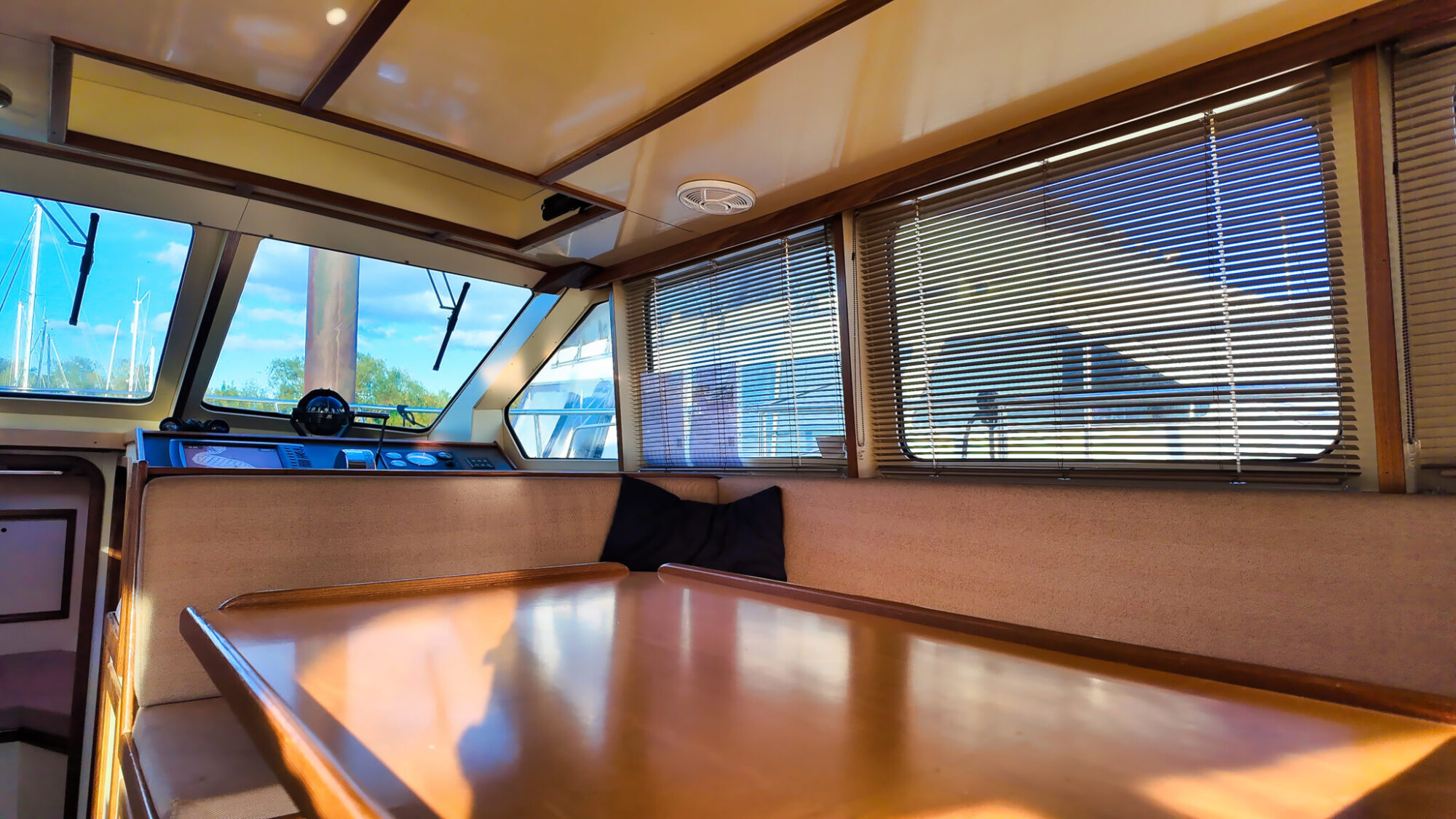 foto: 9 Bruce Roberts Bruce Roberts Euro 12.00 Flybridge