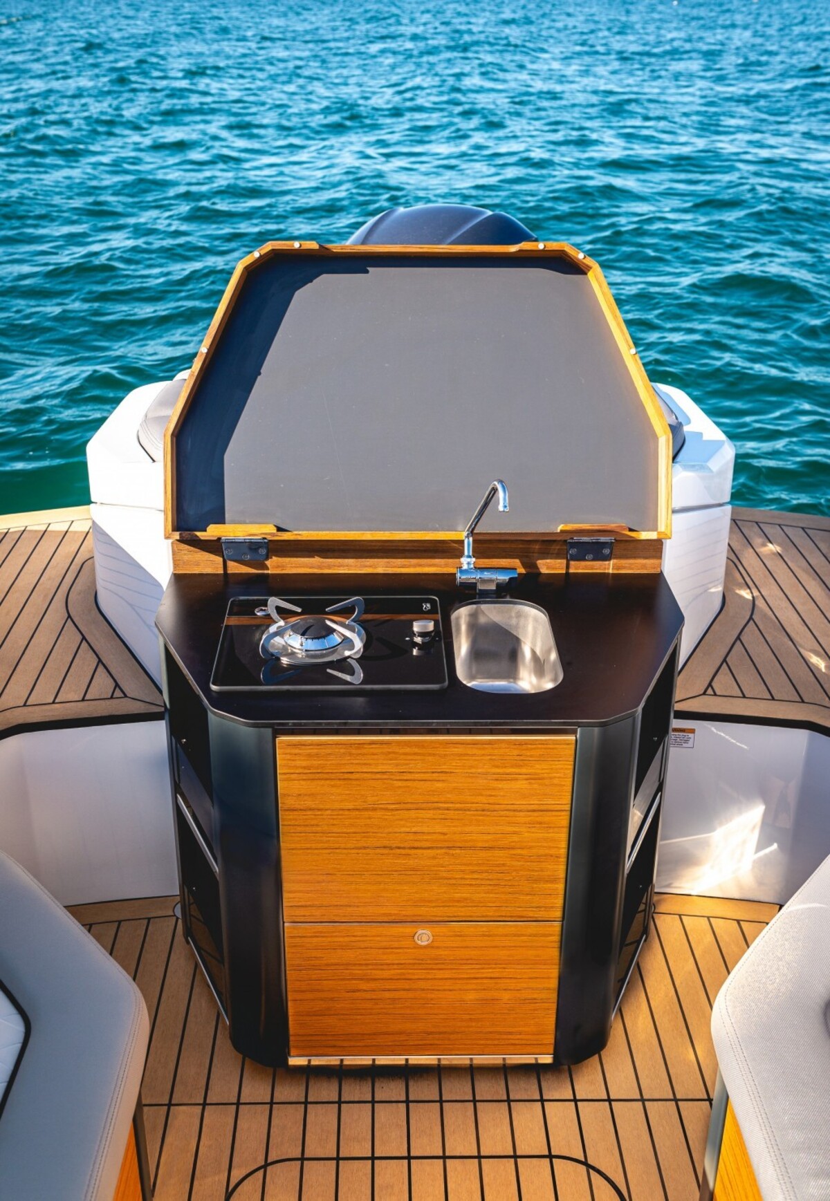 foto: 9 Alfastreet Marine 25 Cabin Evolution - Outboard Series