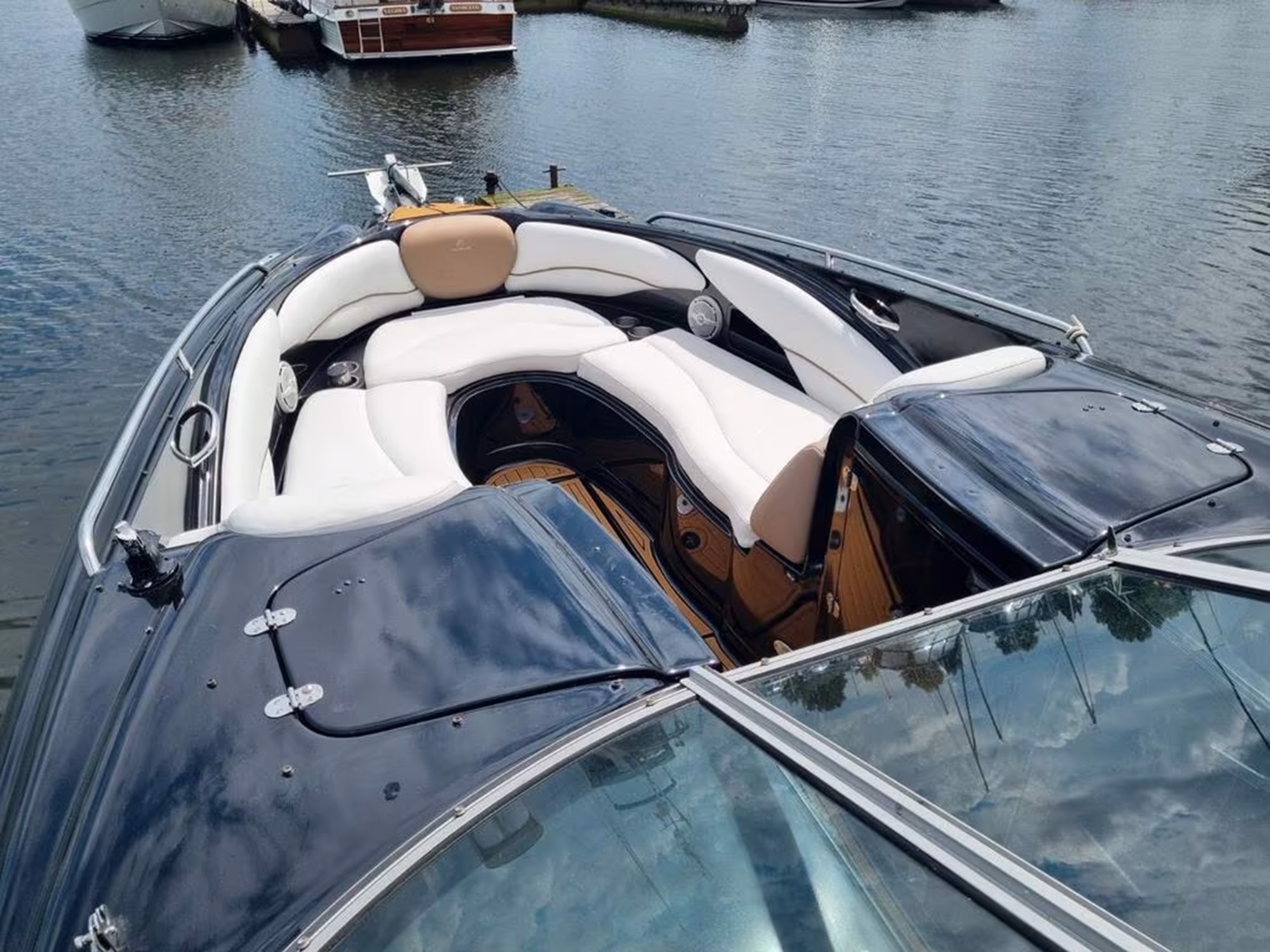 foto: 10 Crownline 320 bowrider black