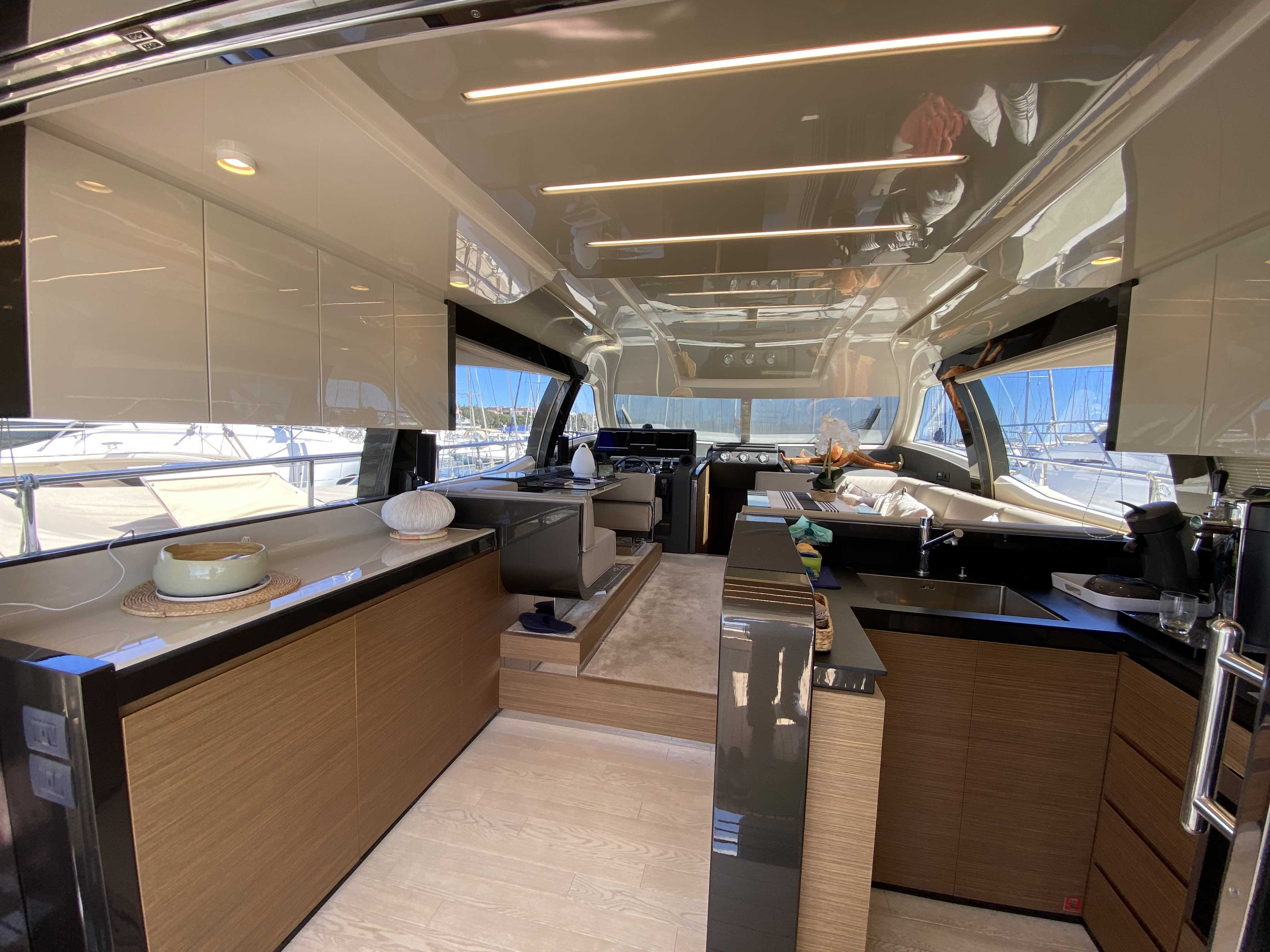 foto: 7 Ferretti 550