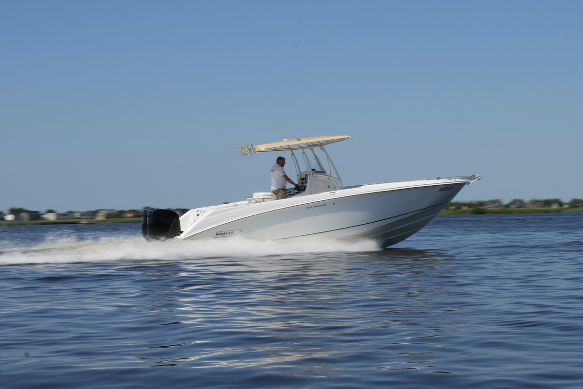 foto: 9 Boston Whaler 270 Outrage