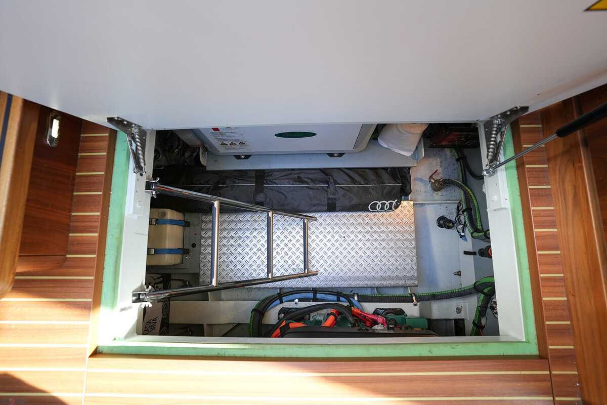 foto: 17 Linssen Grand Sturdy 410 AC Variotop met stabilisator