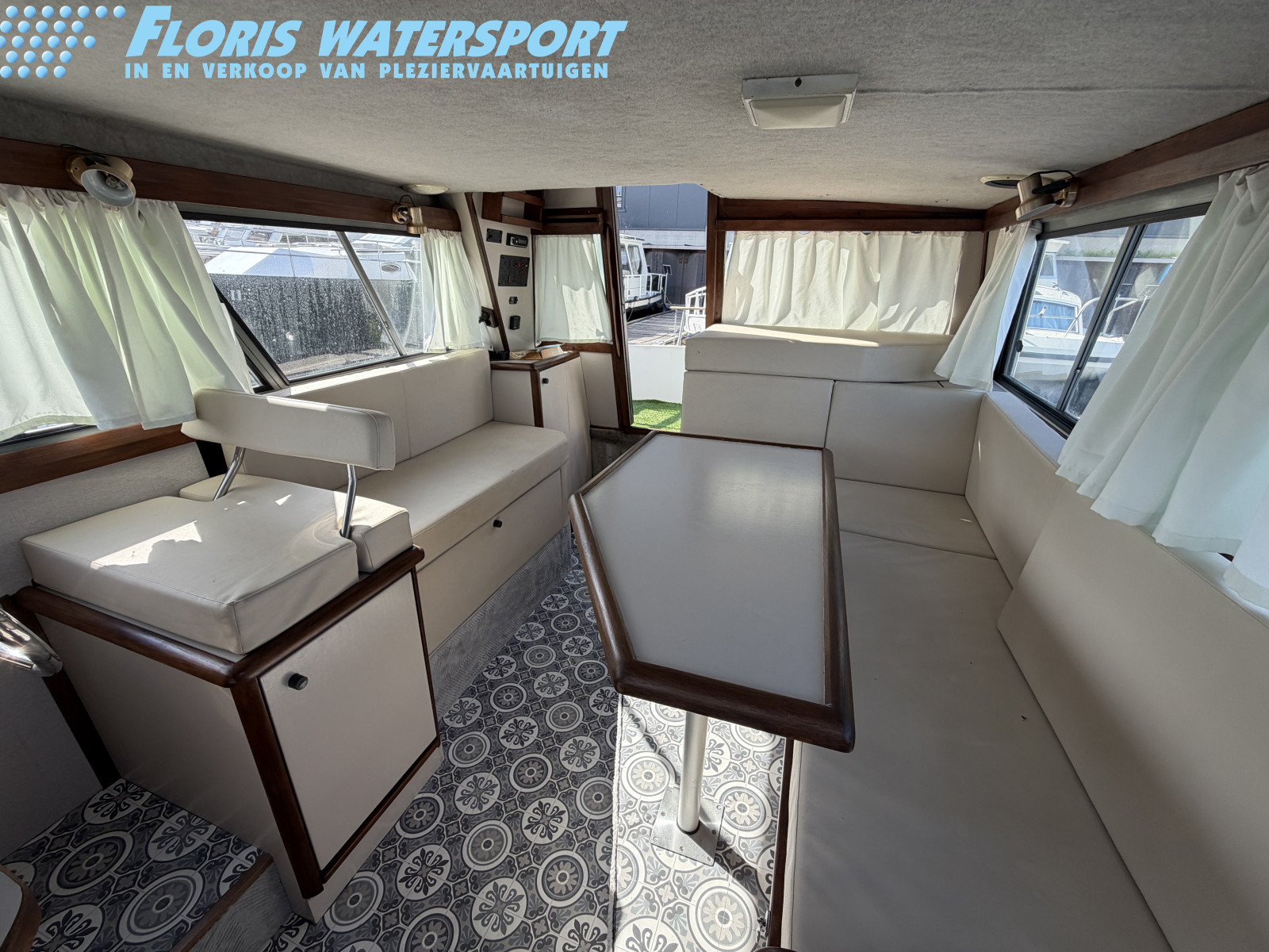 foto: 5 Bayliner 2858 Fly