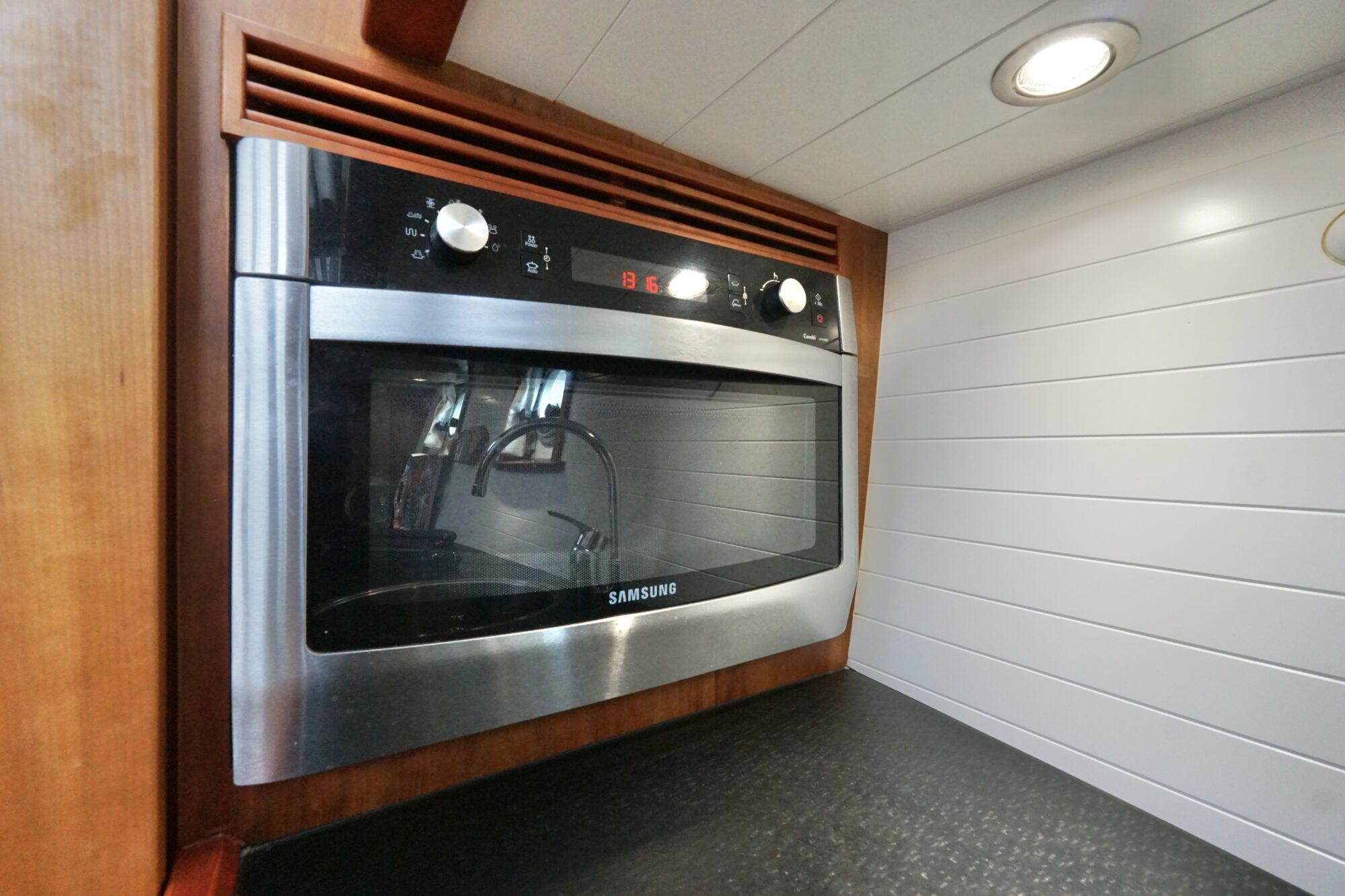 foto: 45 Serious Yachts Serious Yachts Gently Low Bridge 45 Sedan
