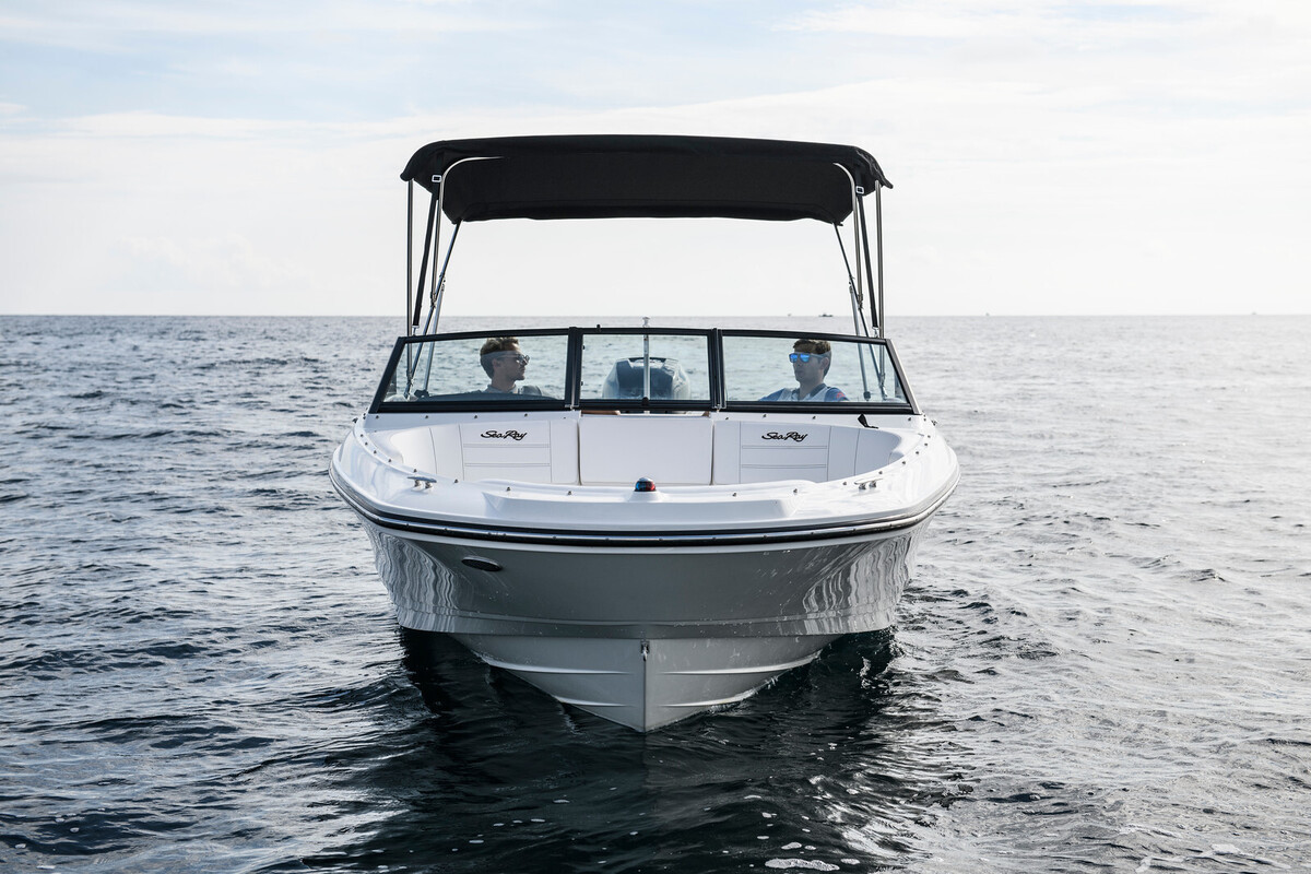 foto: 8 Sea Ray SPX 210 Outboard