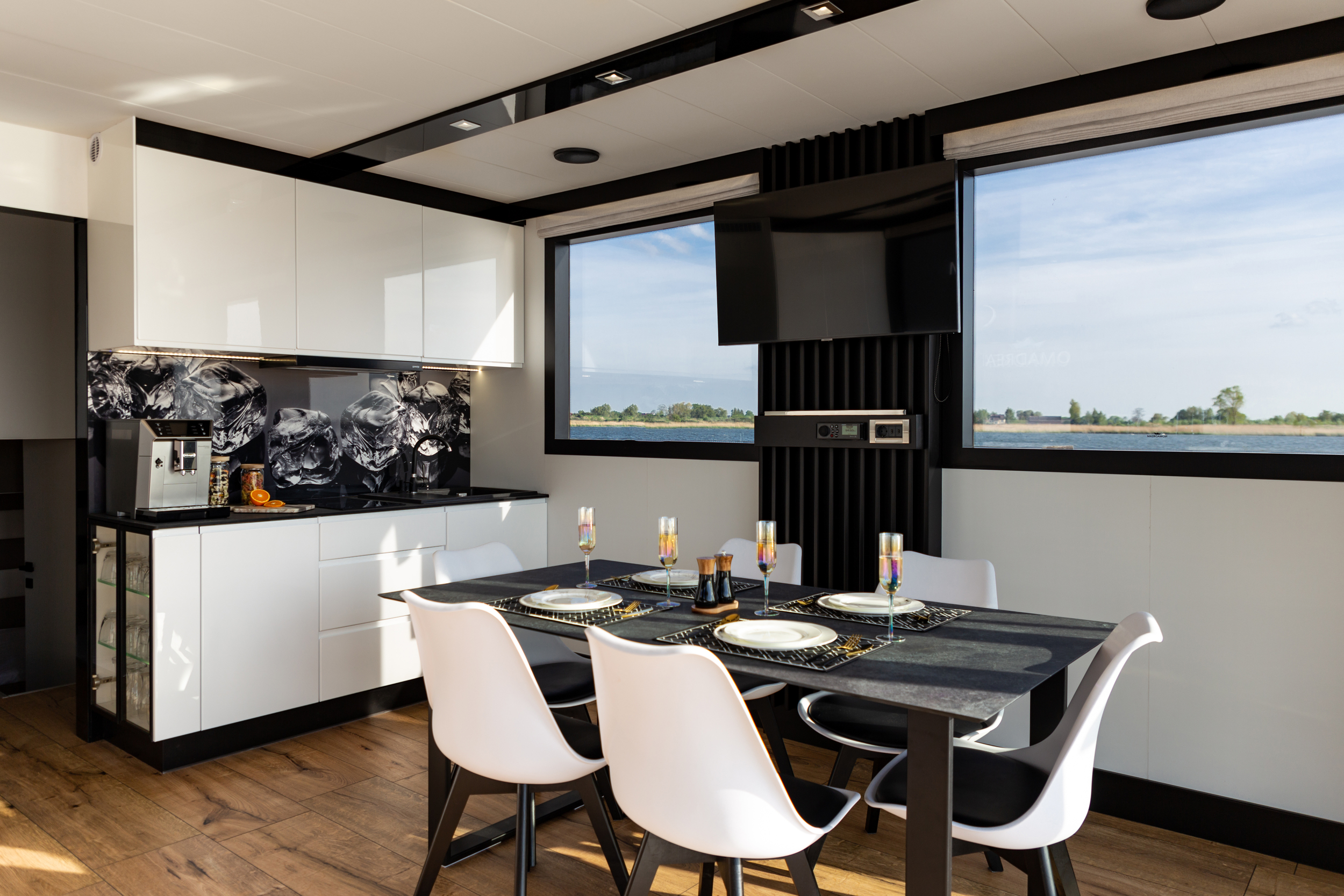 foto: 9 Nomadream Cat-House 1200 Double Decker Houseboat