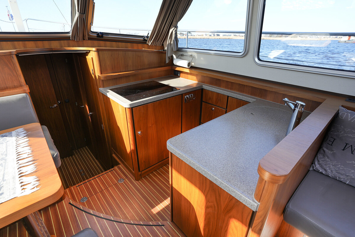 foto: 17 Linssen Grand Sturdy 410 AC Variotop met stabilisator