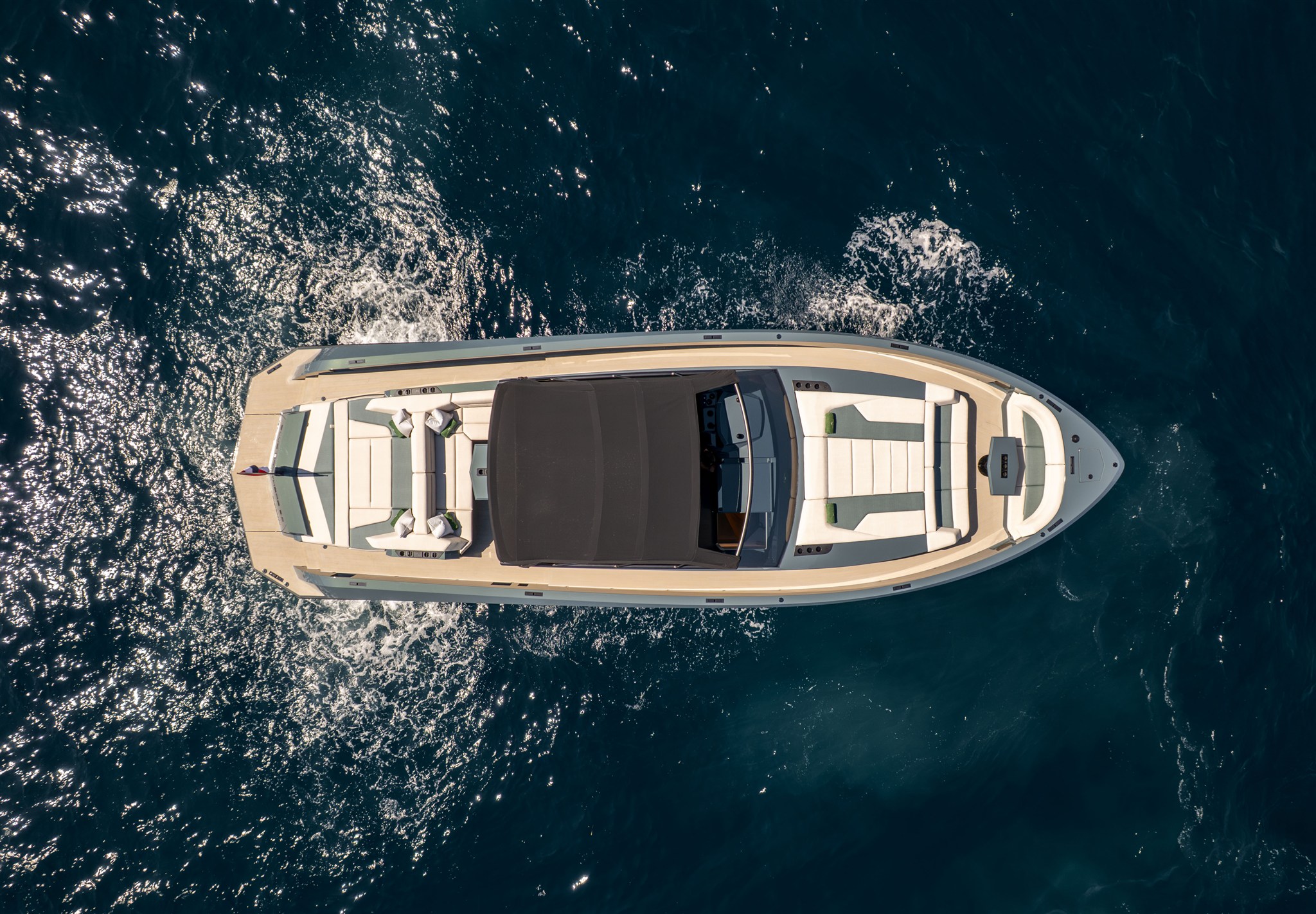 foto: 8 Vanquish Yachts VQ 54