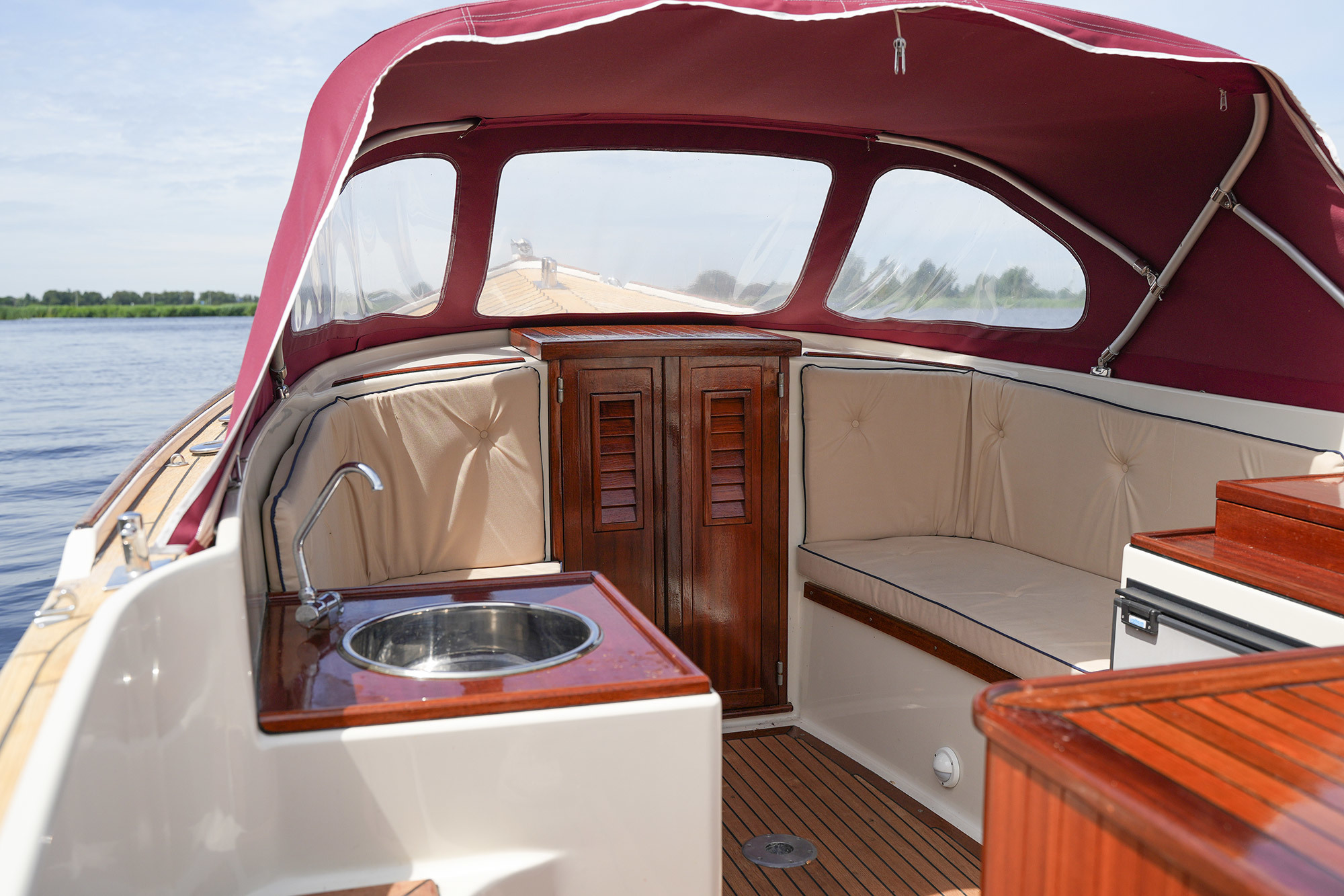 foto: 8 Interboat Semi Cabin 25