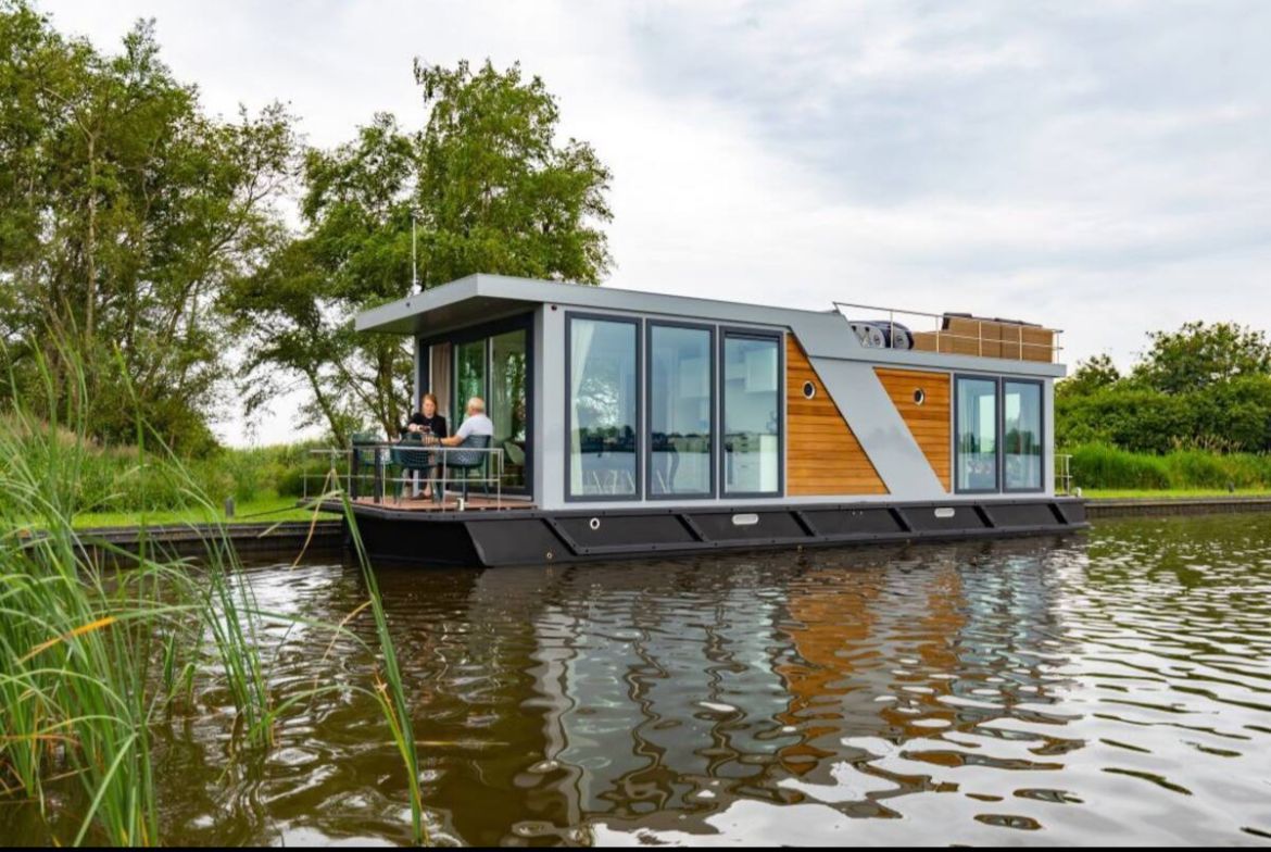 Houseboat Friesland (inboard Engine) Charter 12.75 X 4.50