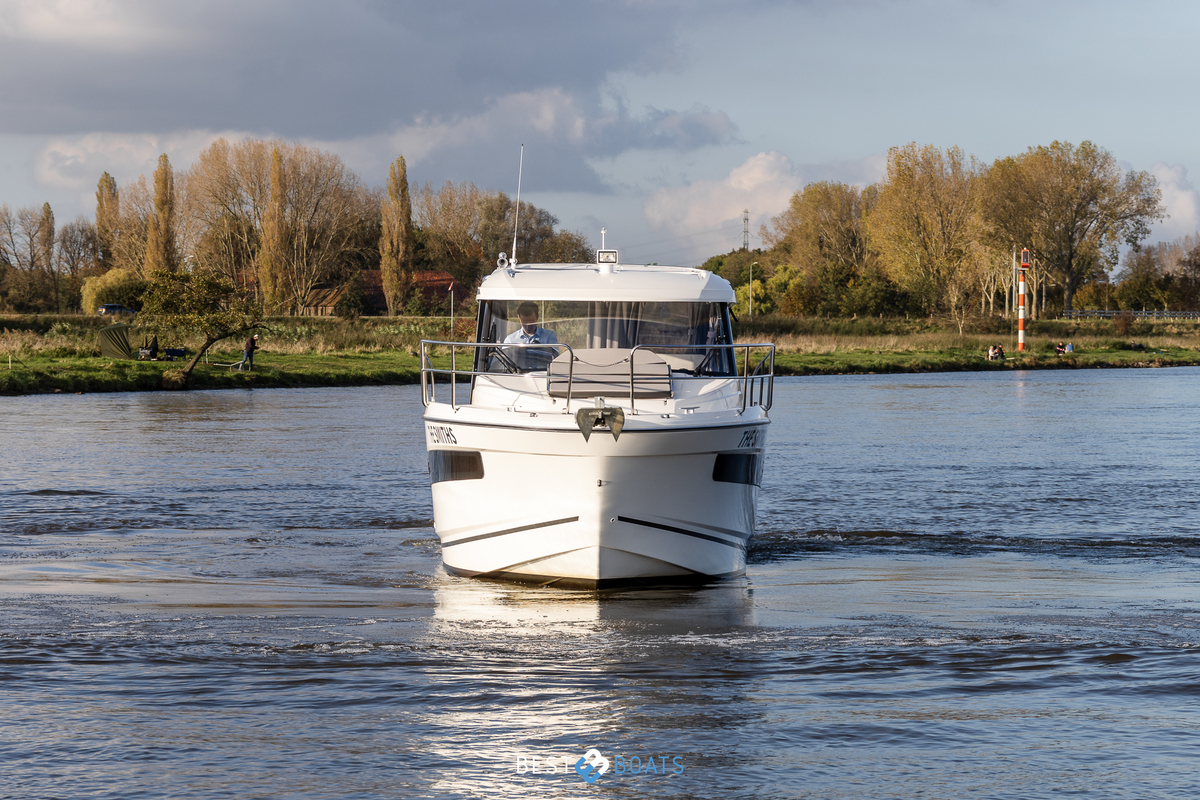 foto: 8 Jeanneau 895 MERRY FISHER