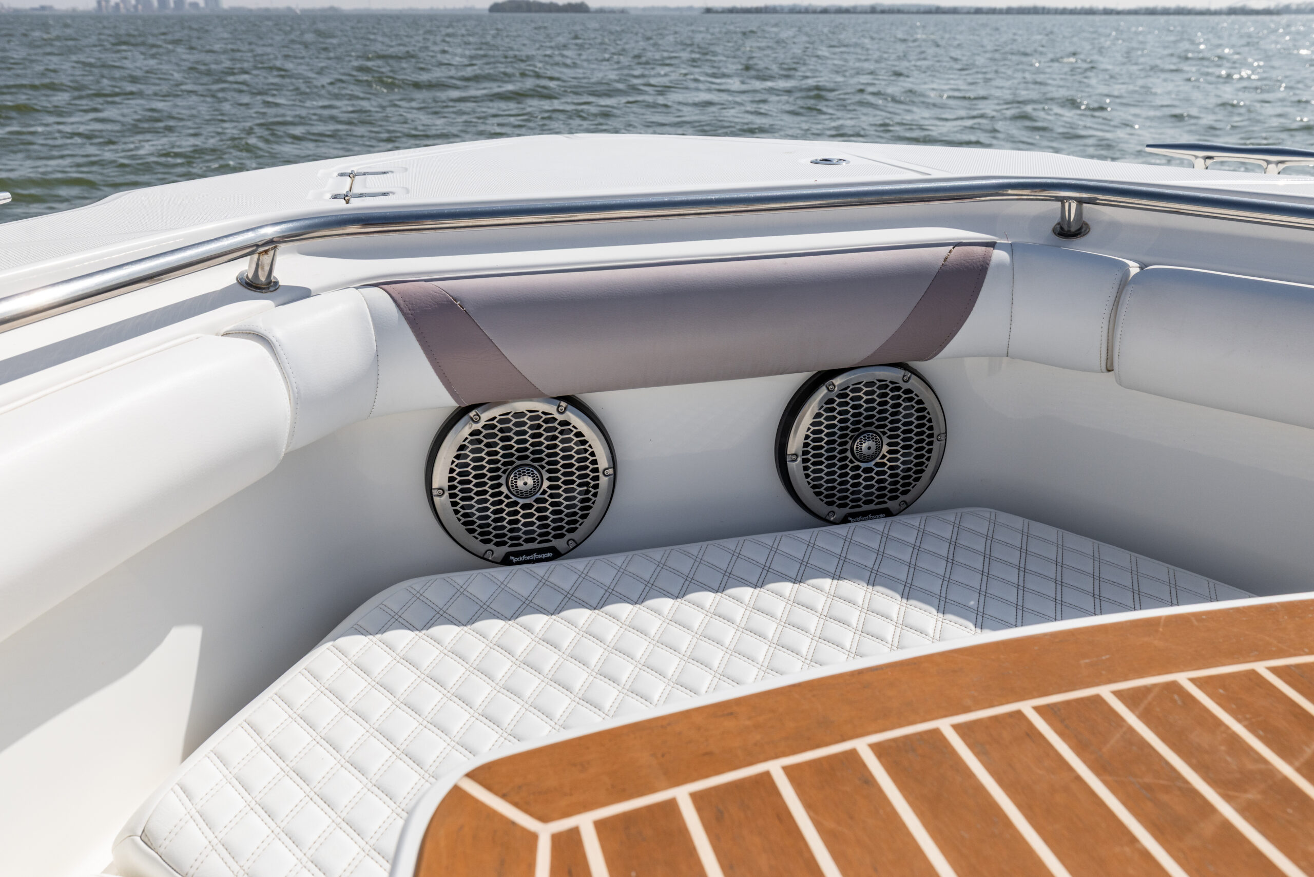 foto: 33 Boston Whaler 370 Outrage