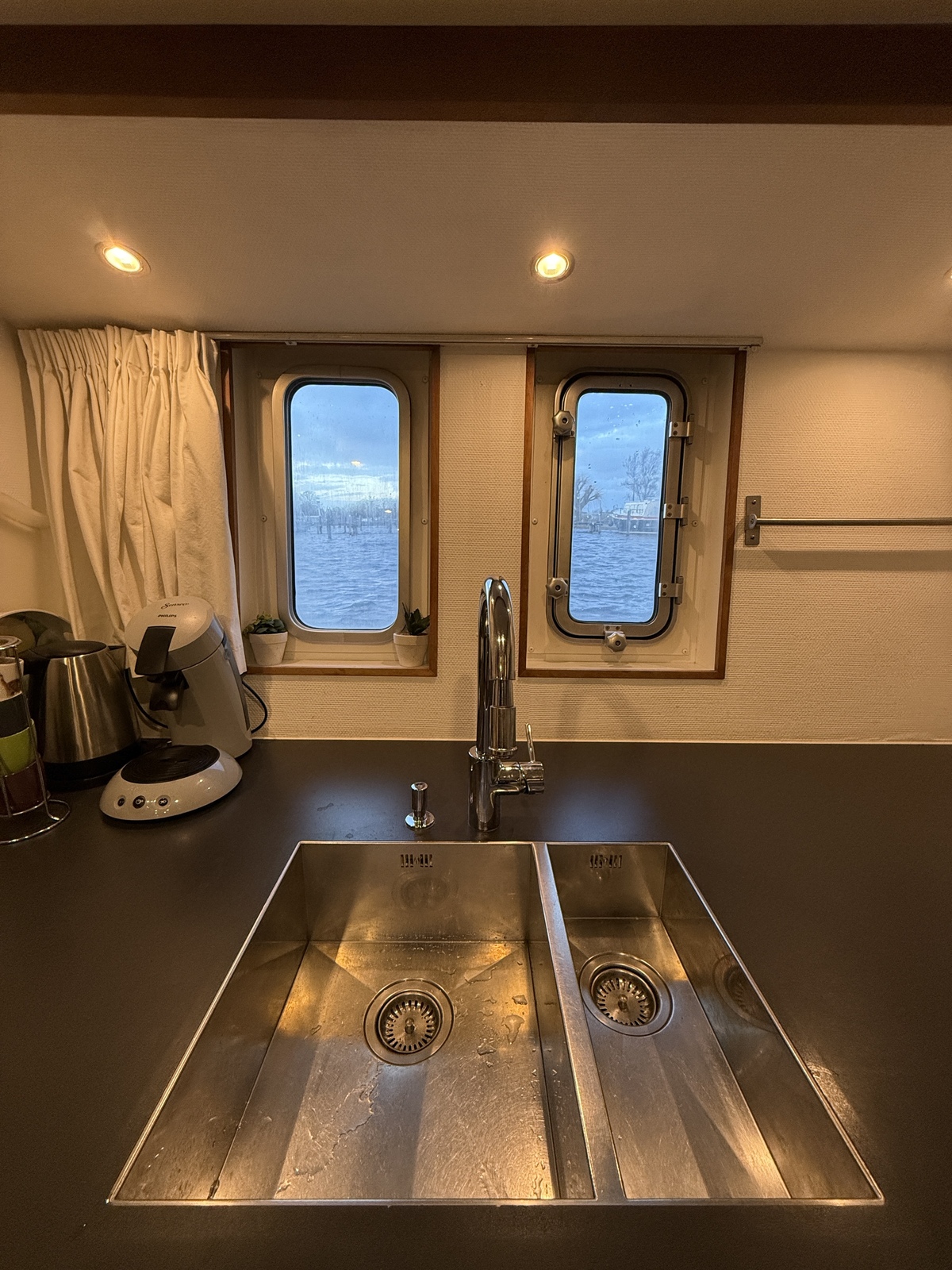 foto: 11 Ex-Patrouille Vaartuig Varend Woonschip