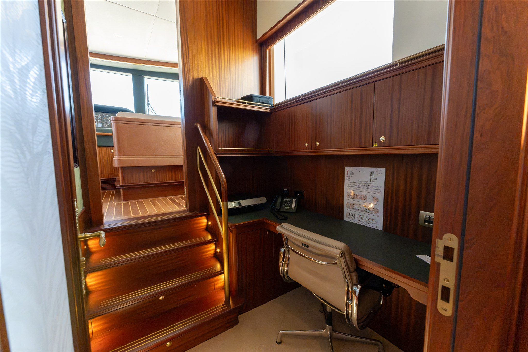 foto: 27 Van Der Valk Shipyard Custom Explorer