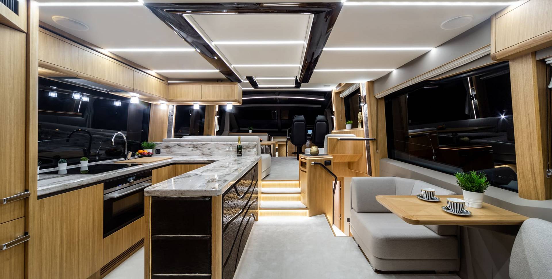 foto: 8 Galeon 680 Fly