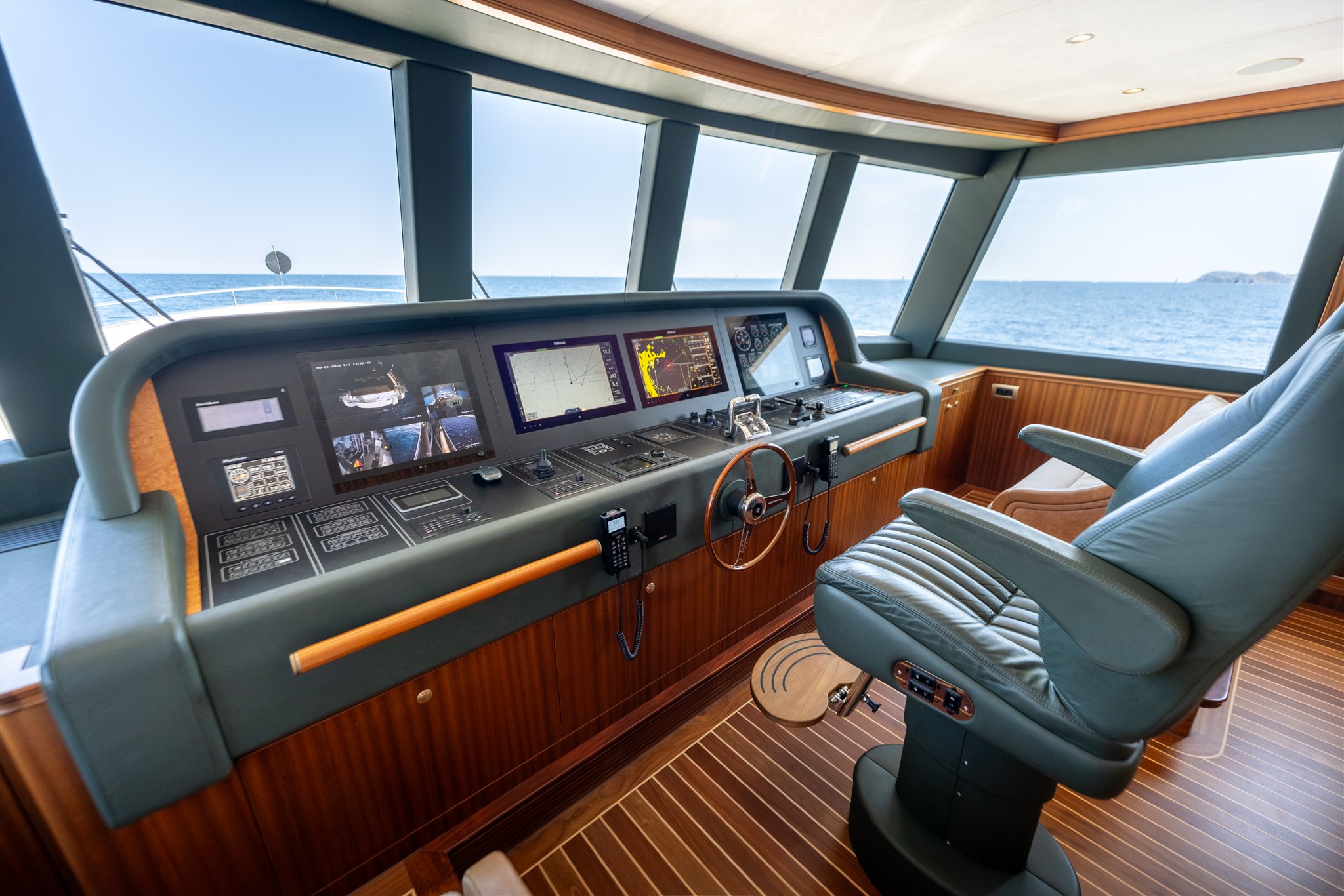 foto: 28 Van Der Valk Shipyard Custom Explorer