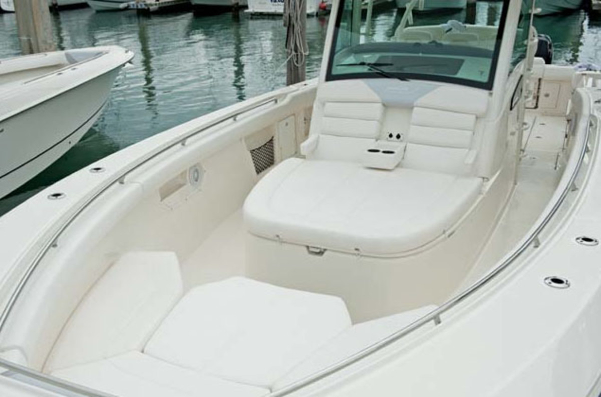 foto: 9 Boston Whaler 380 Outrage