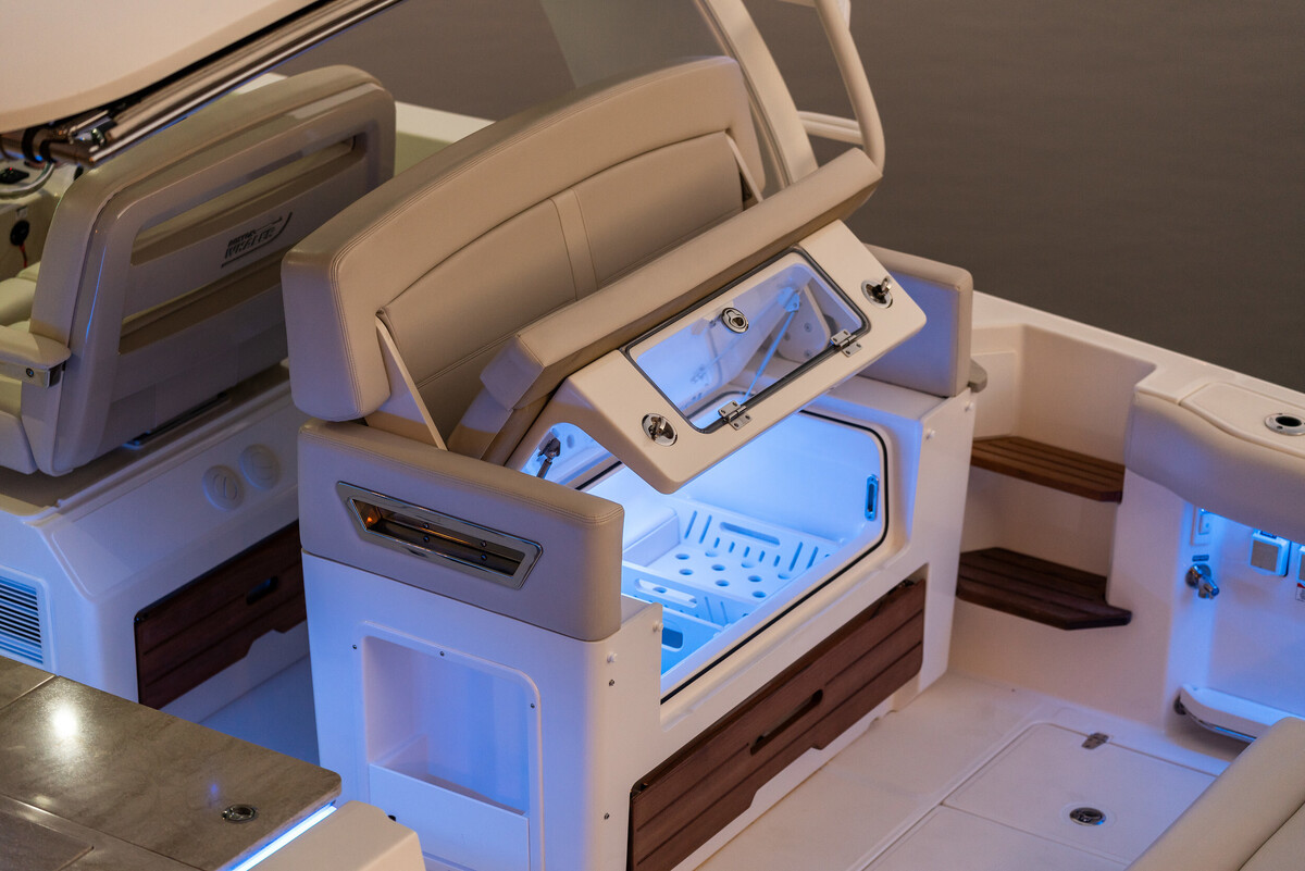 foto: 14 Boston Whaler 380 Realm