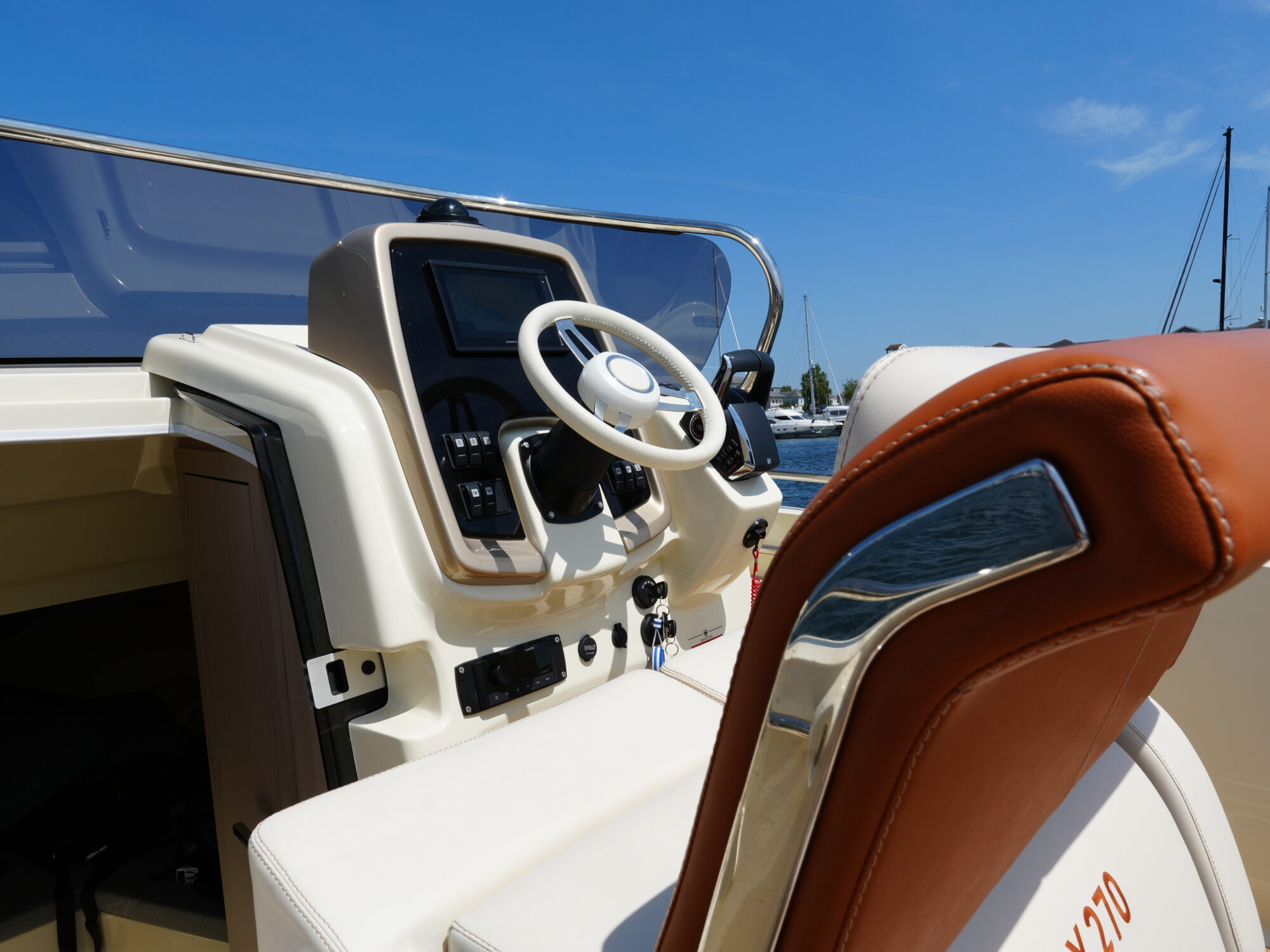 foto: 9 Invictus Invictus 270 CX