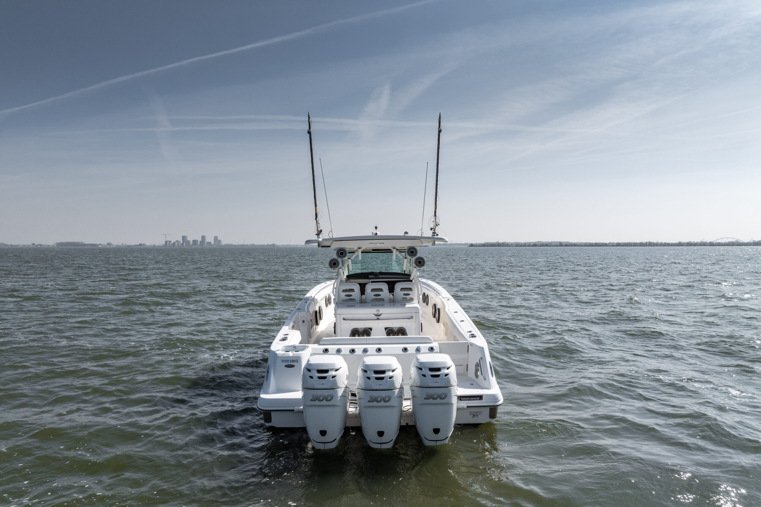 foto: 35 Boston Whaler 370 Outrage