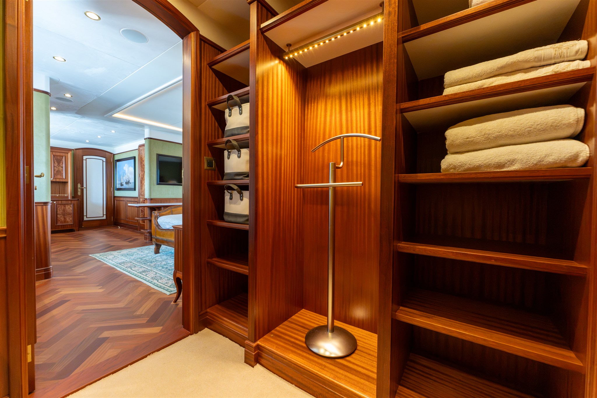 foto: 30 Van Der Valk Shipyard Custom Explorer