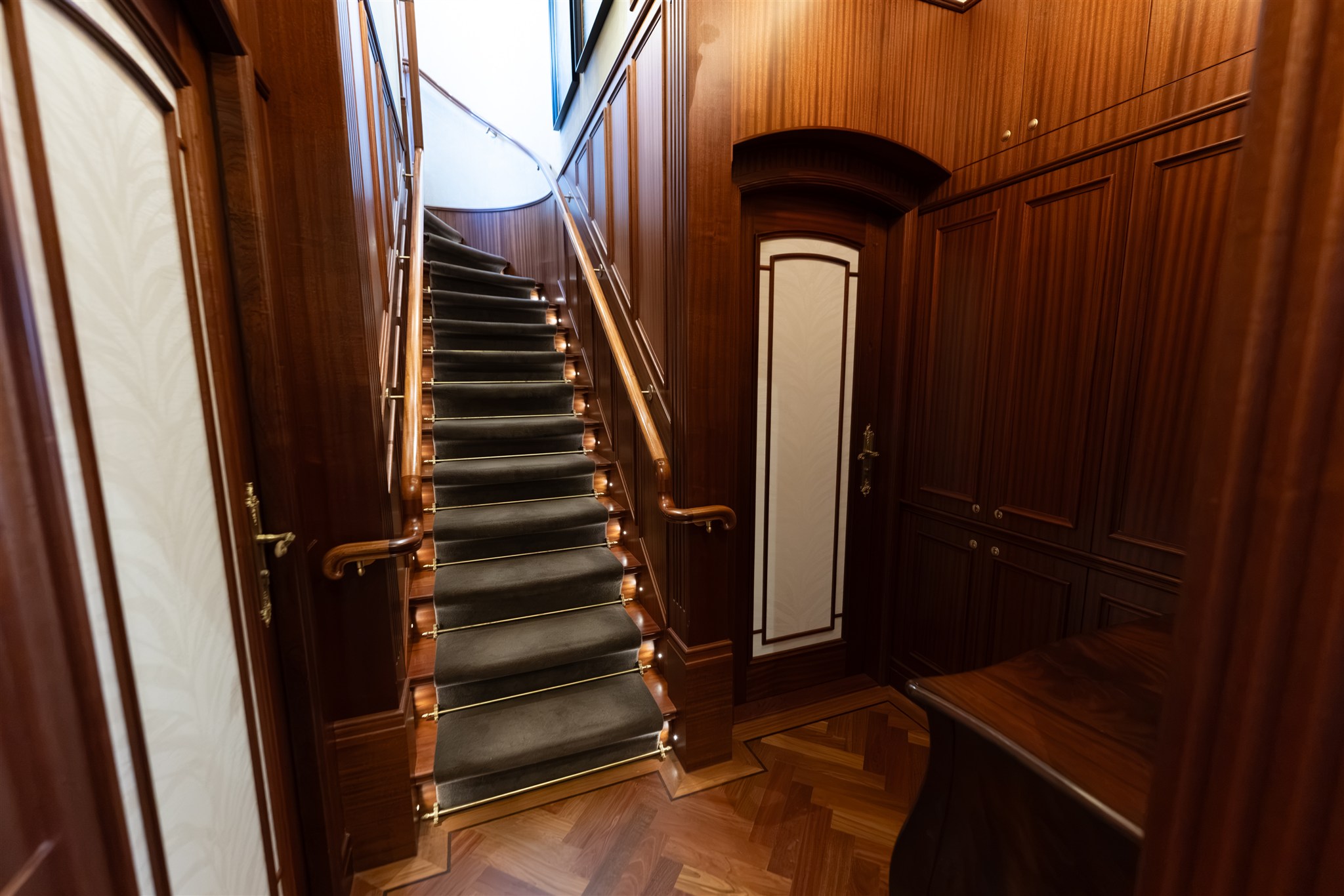 foto: 31 Van Der Valk Shipyard Custom Explorer