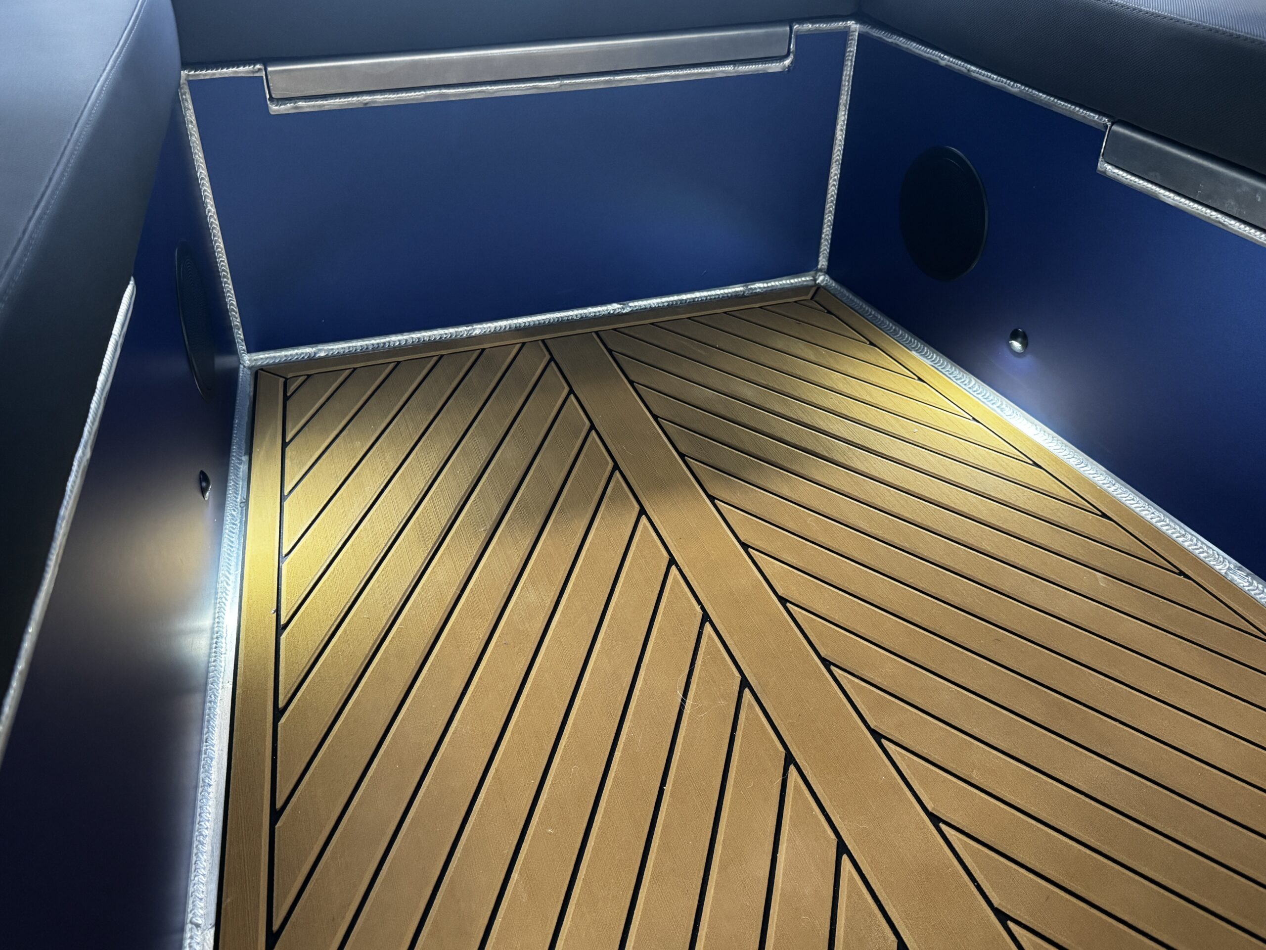 foto: 8 Qualia QT 22 Outboard