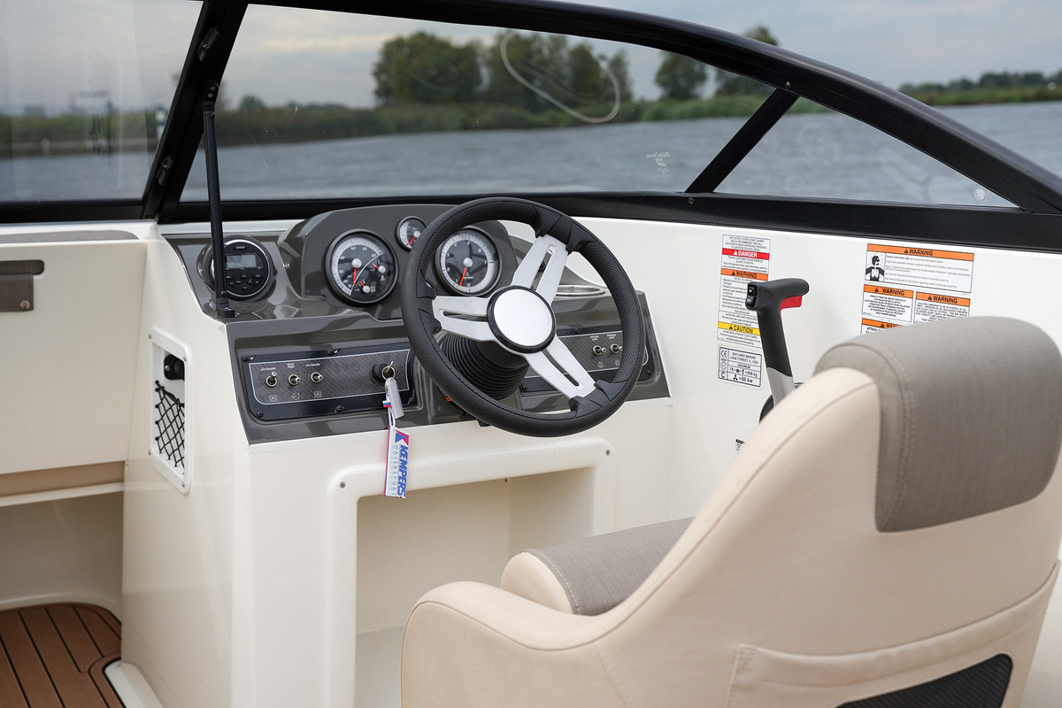 foto: 12 Bayliner VR4