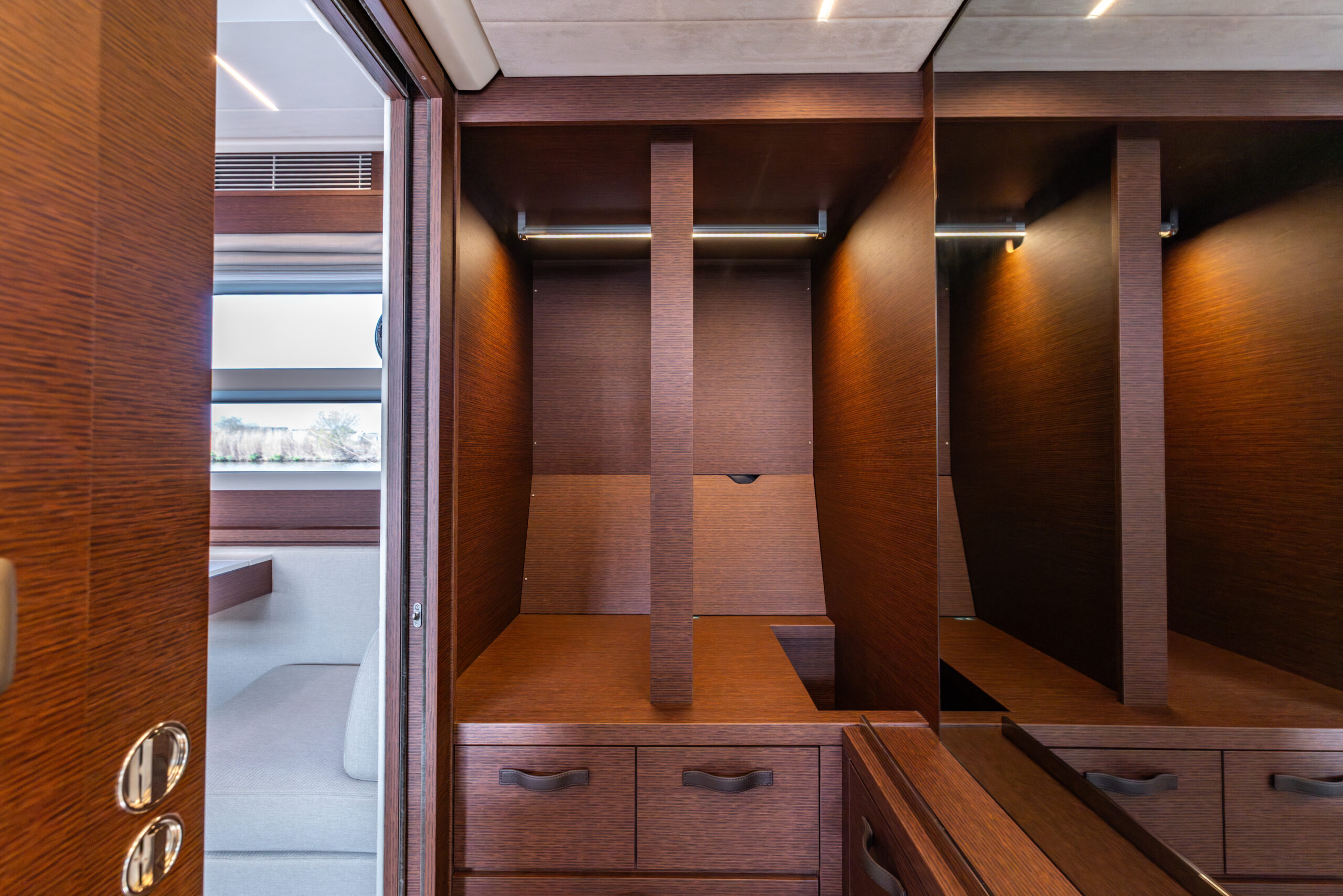 foto: 18 Prestige 590