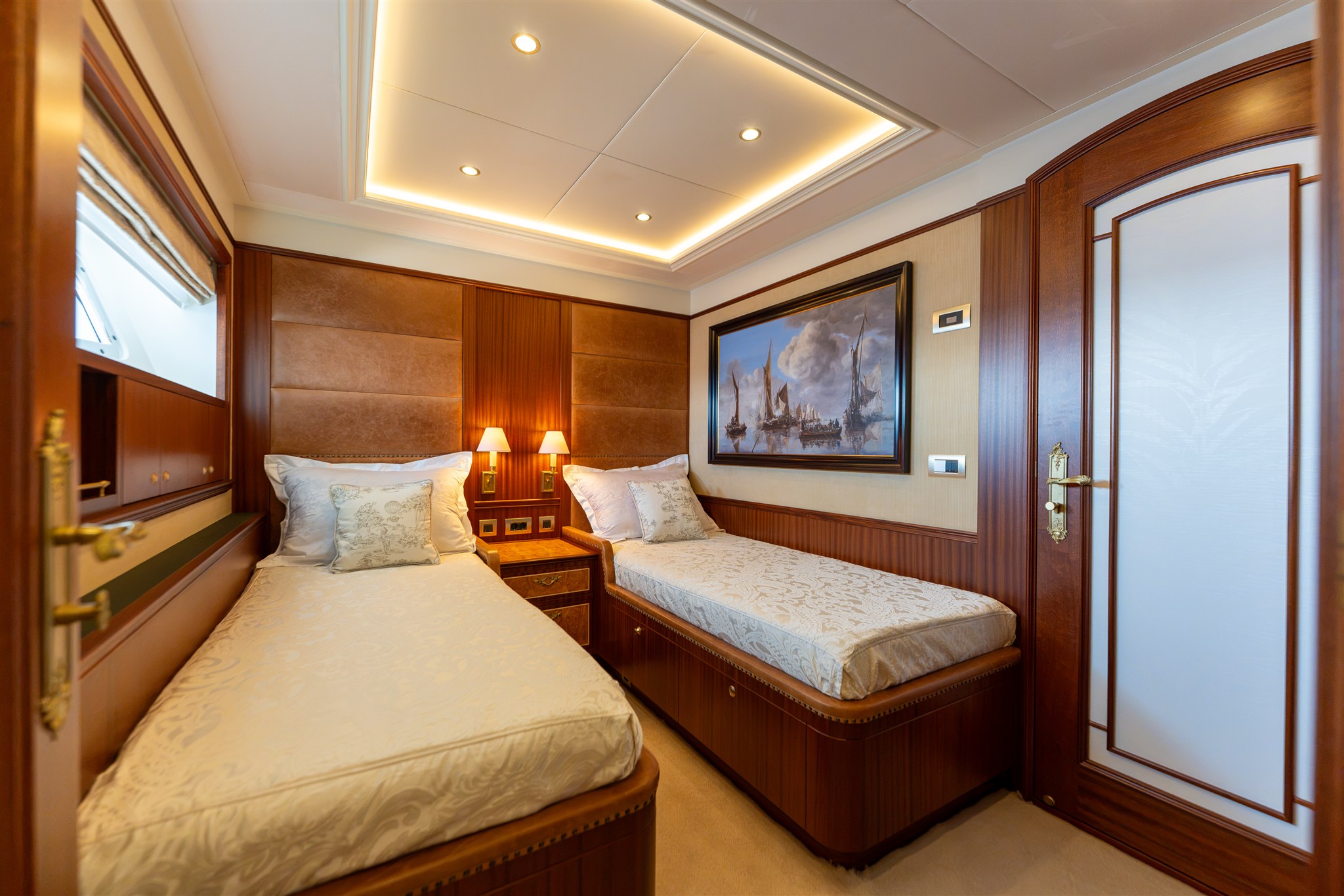foto: 33 Van Der Valk Shipyard Custom Explorer