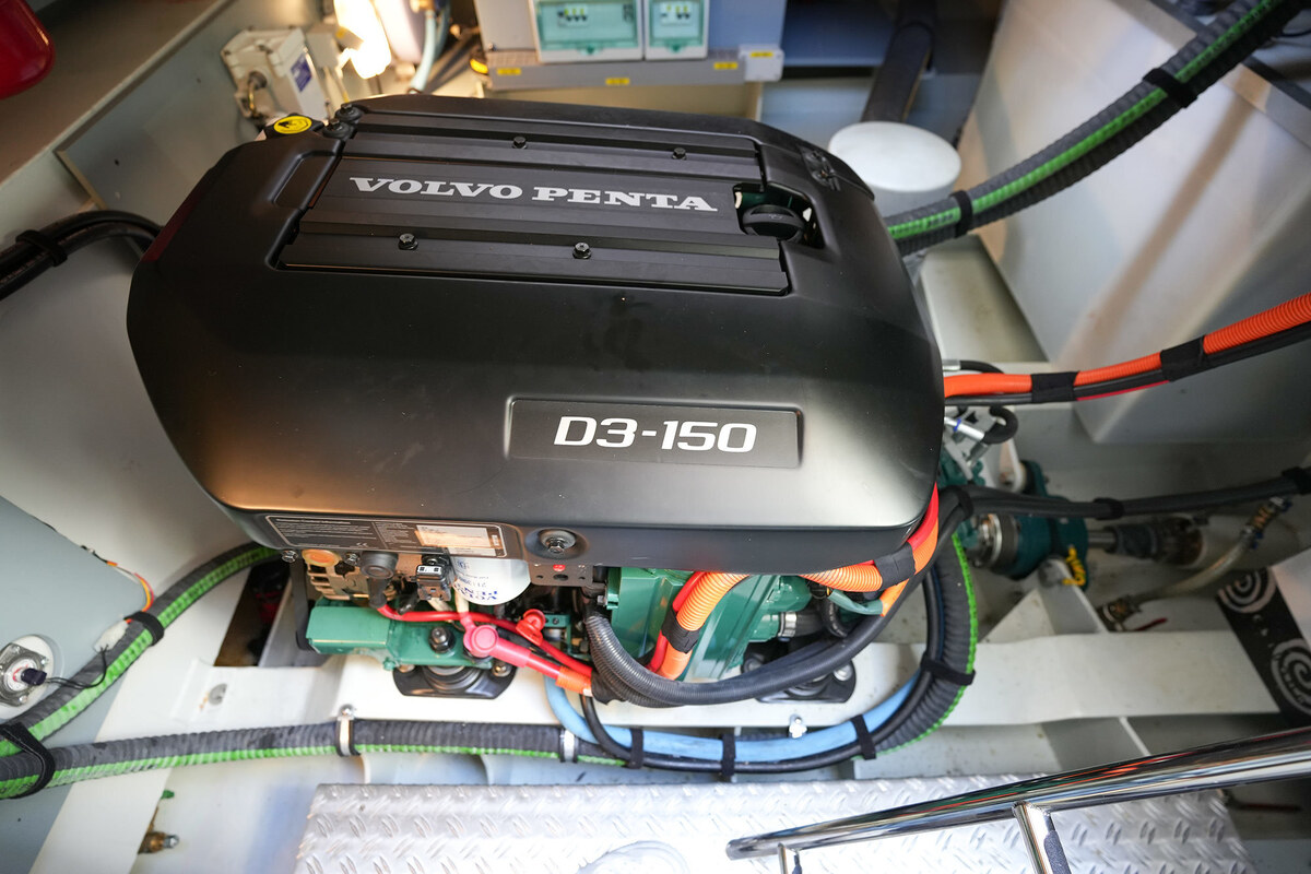 foto: 19 Linssen Grand Sturdy 410 AC Variotop met stabilisator