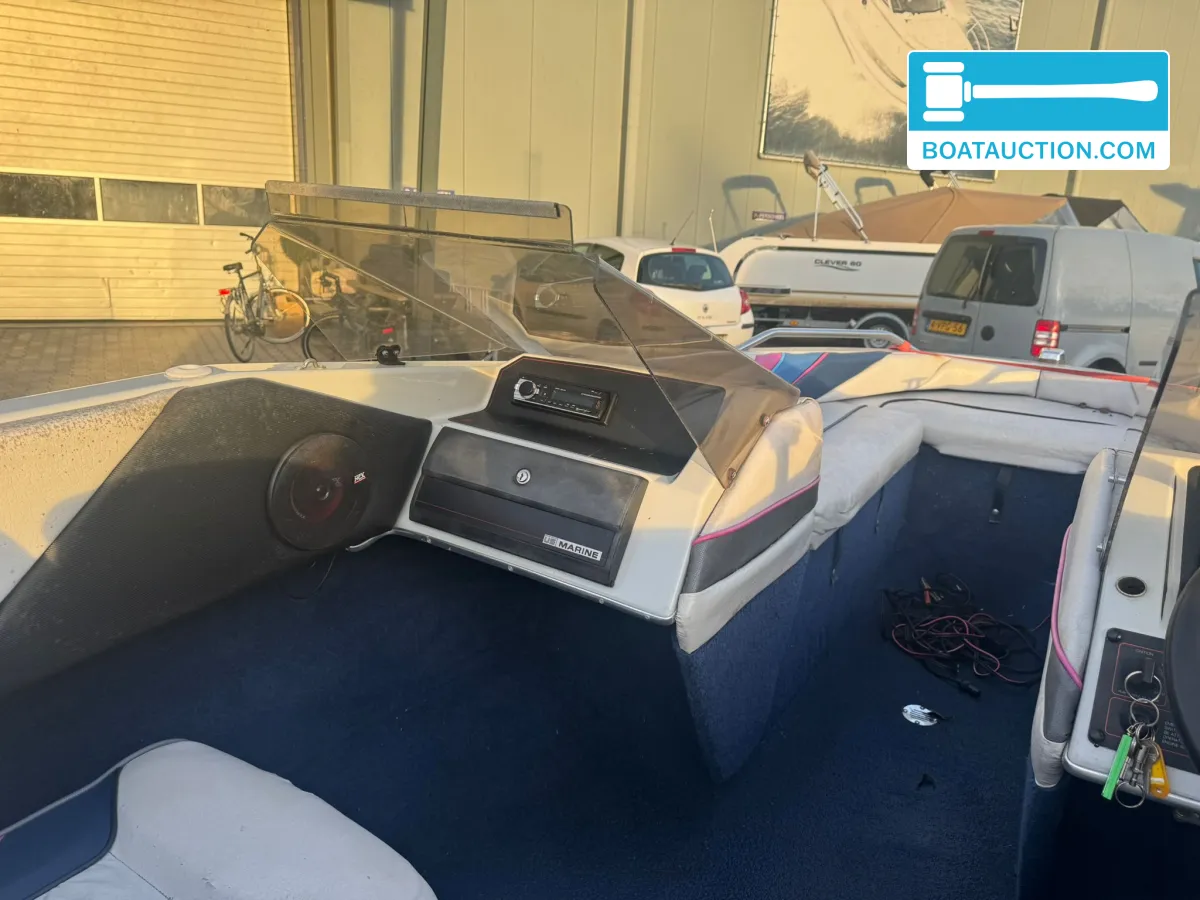 foto: 6 Bayliner Capri 1500