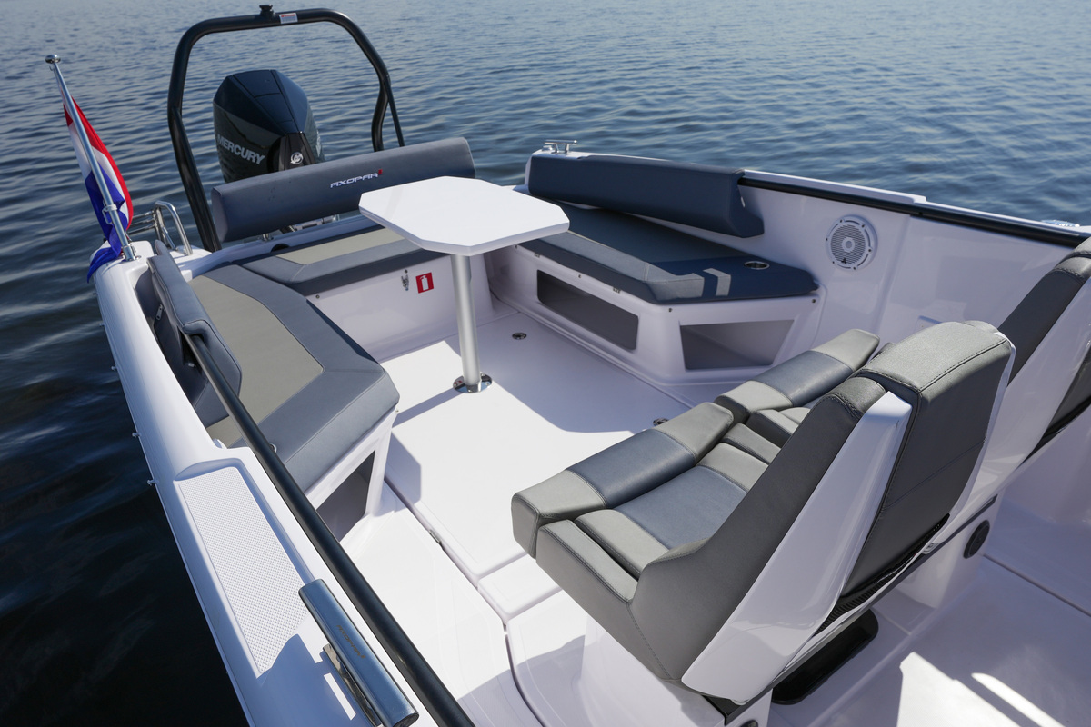 foto: 23 Axopar 25 Cross Bow & Cross Top