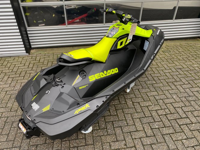 foto: 6 Sea-Doo Spark 2-up Trixx 2023 MANTA GREEN