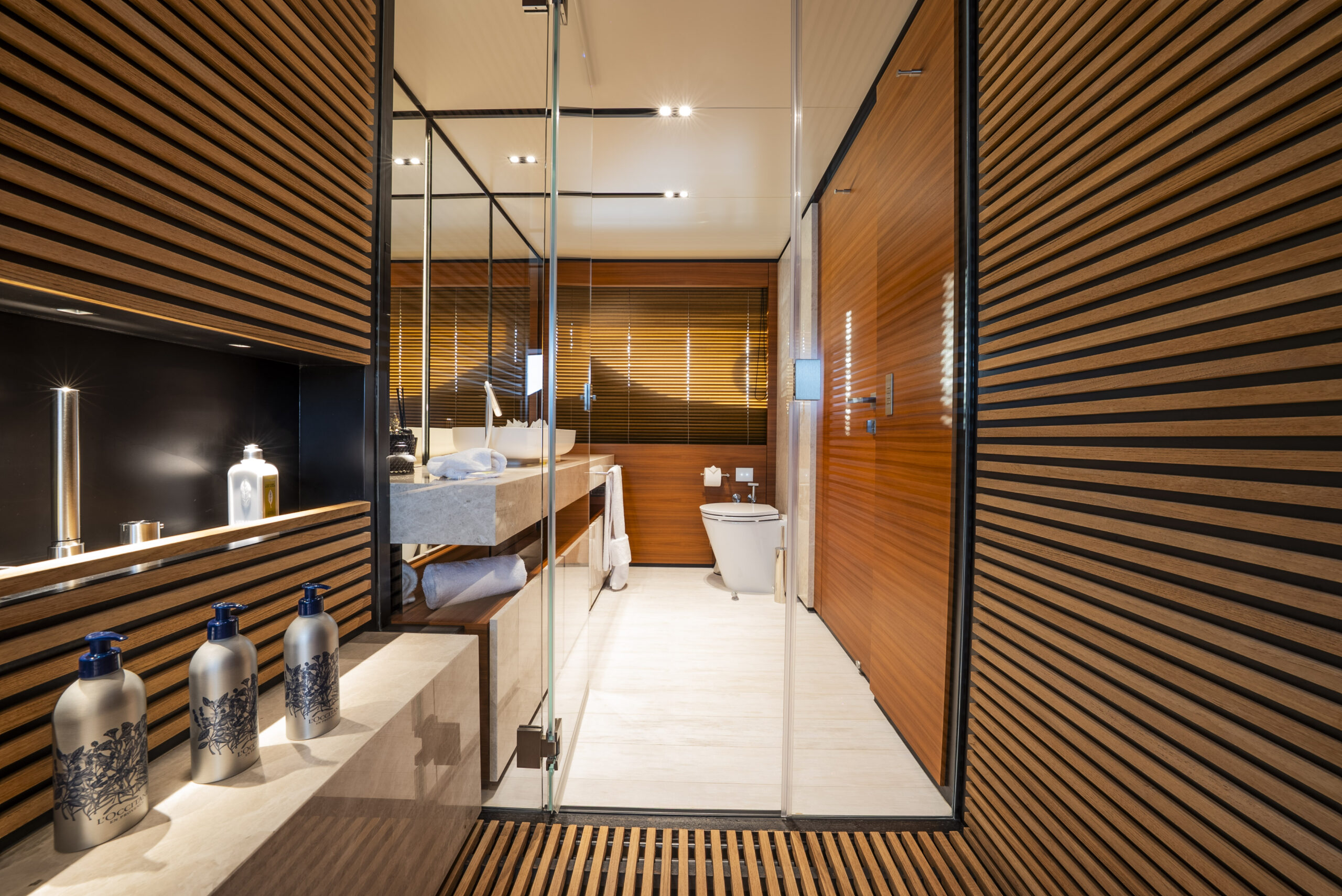foto: 32 Custom Line Navetta 33