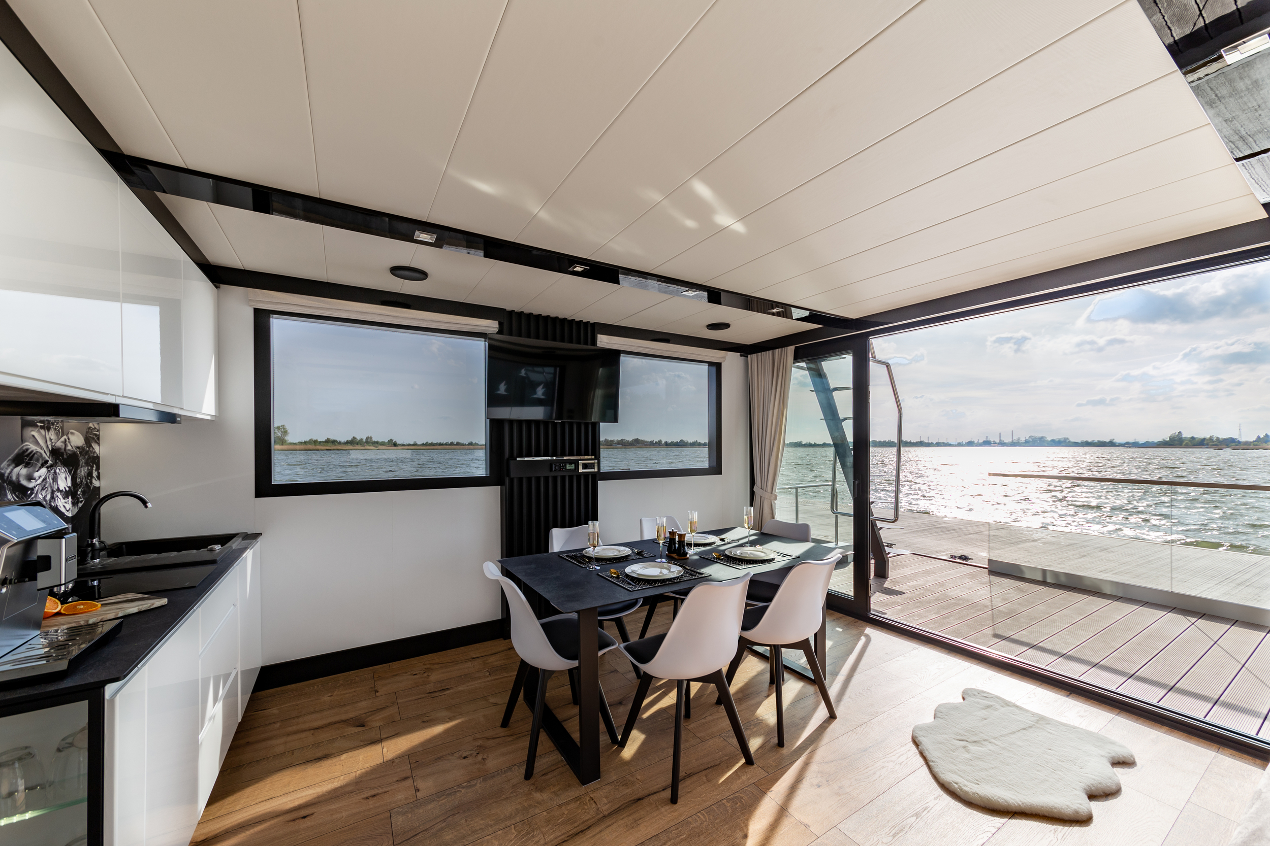 foto: 10 Nomadream Cat-House 1200 Double Decker Houseboat