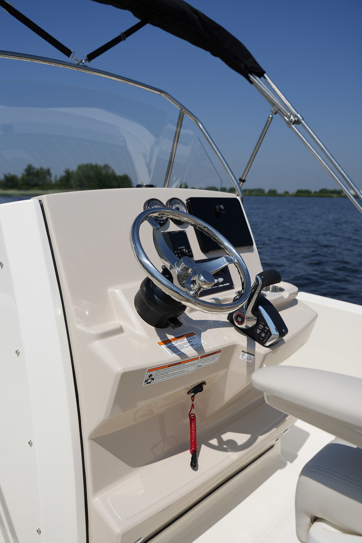 foto: 15 Boston Whaler 250 Dauntless